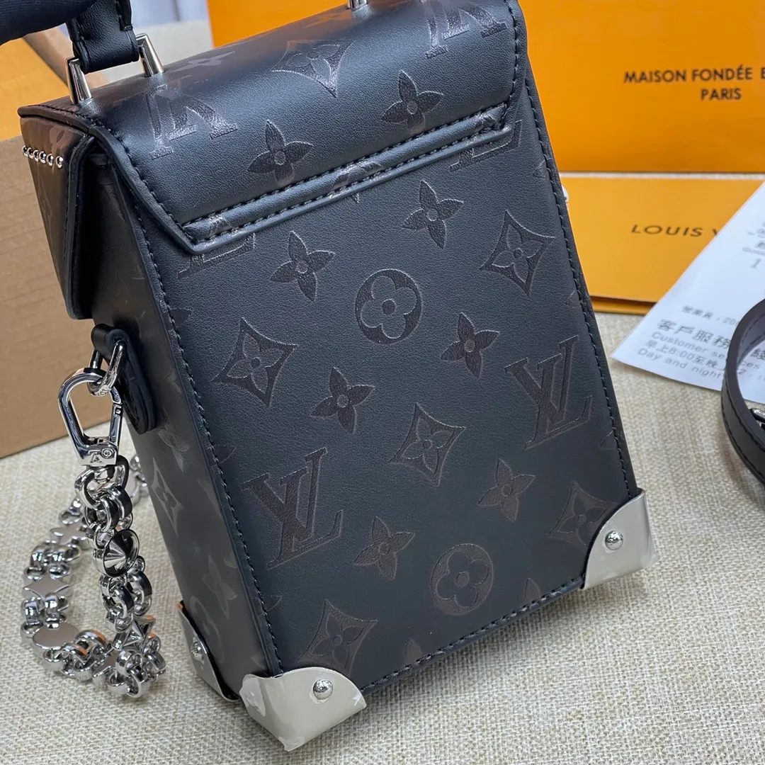 [Upgraded version] P560💰Upgraded version model M11269 comes with a complete set of packaging🌹Goddess are using CameraboxL family mobile phone bag, a must-have for the show! Plenty of capacity! After the strap is detached, it can be used as a handbag. The black/silver combination is super cool, versatile and fashionable, and comes with two shoulder straps! Good looks! Size 12*17