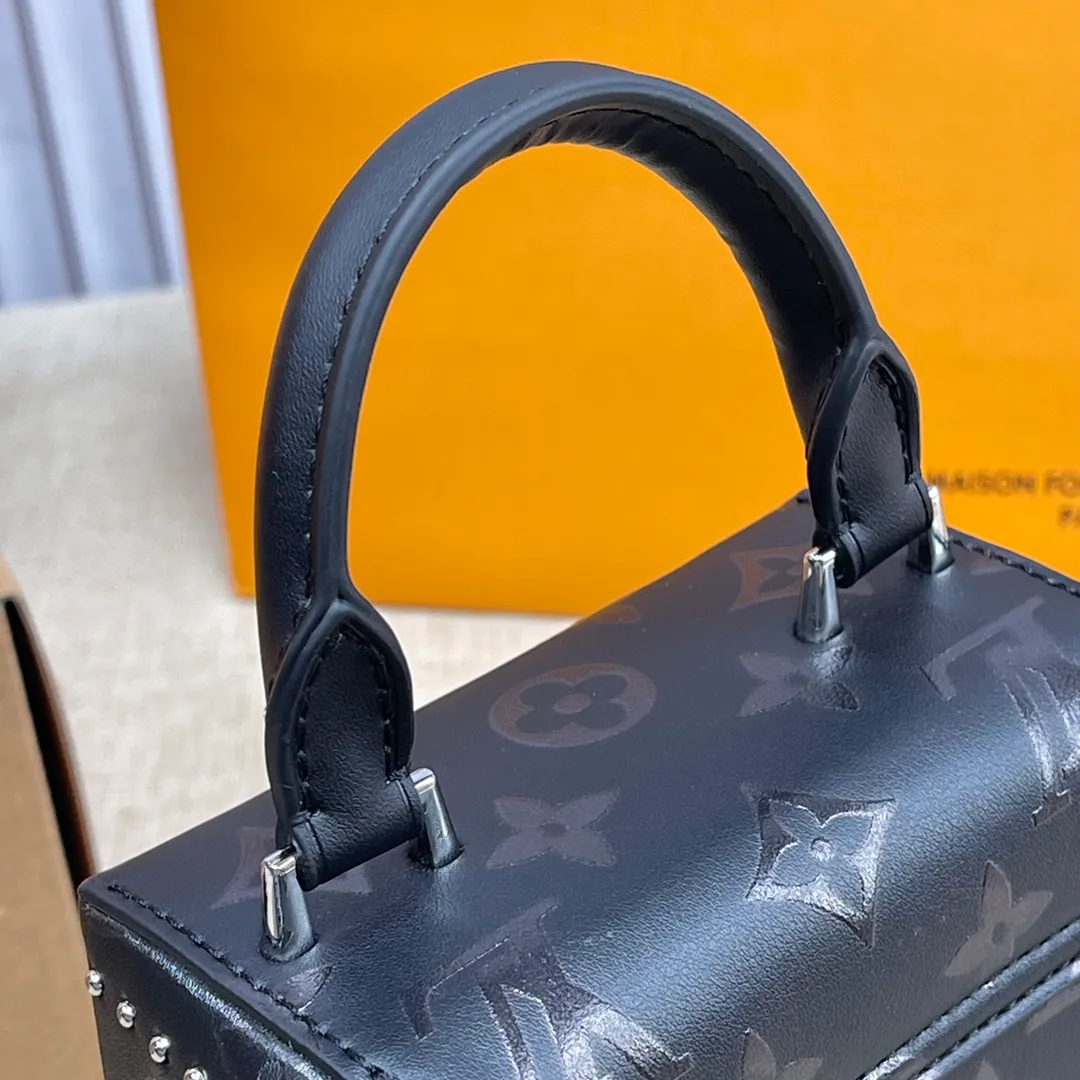 [Upgraded version] P560💰Upgraded version model M11269 comes with a complete set of packaging🌹Goddess are using CameraboxL family mobile phone bag, a must-have for the show! Plenty of capacity! After the strap is detached, it can be used as a handbag. The black/silver combination is super cool, versatile and fashionable, and comes with two shoulder straps! Good looks! Size 12*17