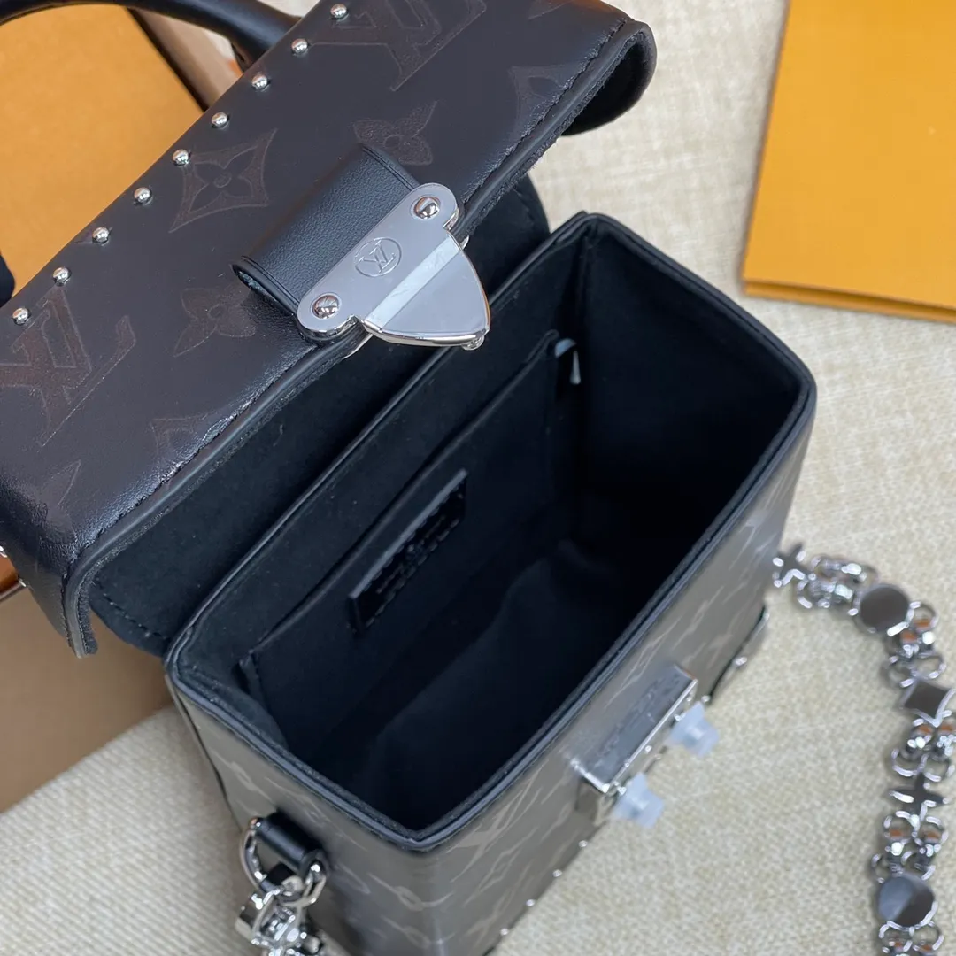 [Upgraded version] P560💰Upgraded version model M11269 comes with a complete set of packaging🌹Goddess are using CameraboxL family mobile phone bag, a must-have for the show! Plenty of capacity! After the strap is detached, it can be used as a handbag. The black/silver combination is super cool, versatile and fashionable, and comes with two shoulder straps! Good looks! Size 12*17