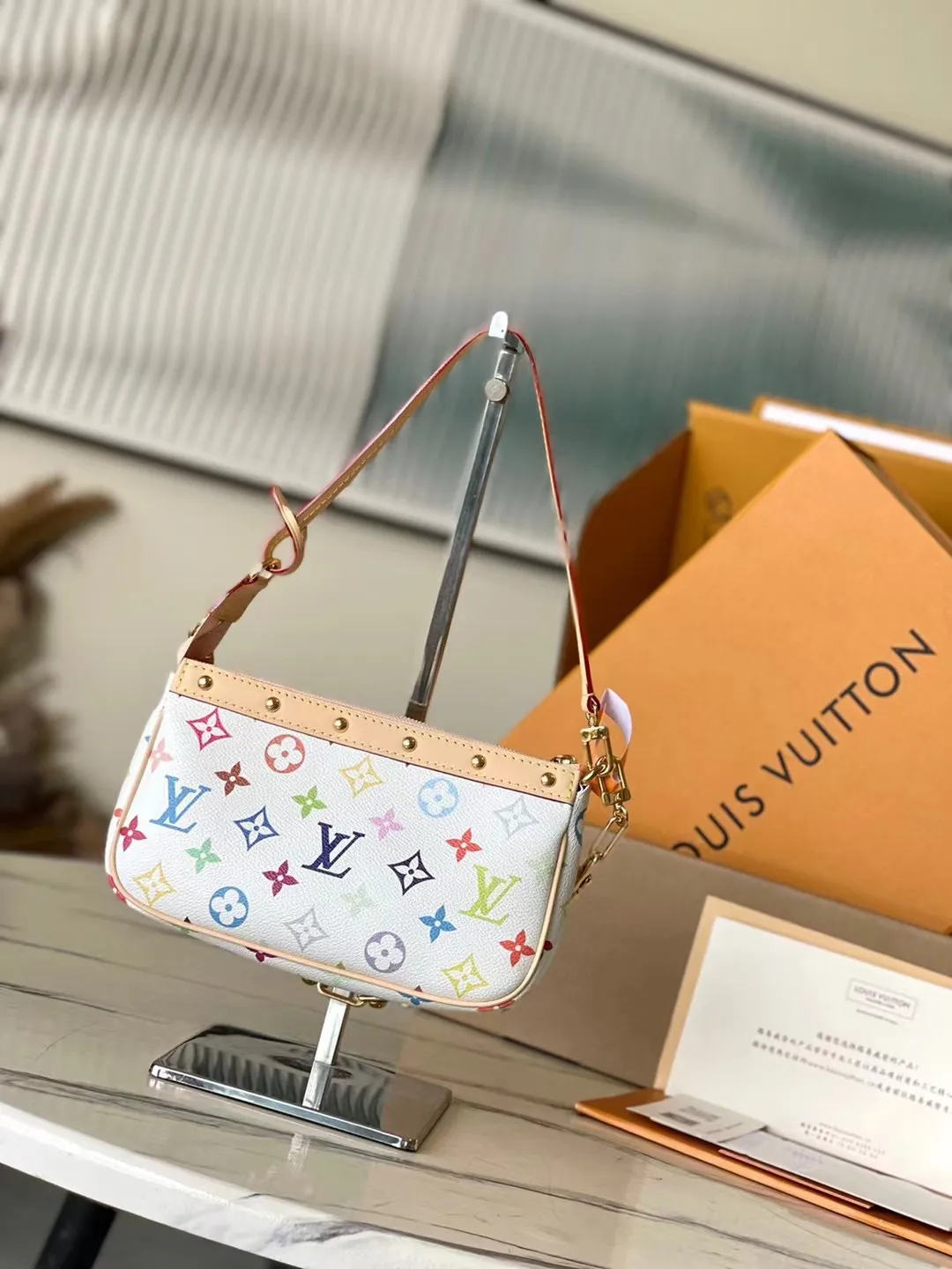 💰880 Top Original Order M13404 This Pochette Accessoires handbag is made of coated canvas, with colorful Monogram patterns to interpret the smart style of the Louis Vuitton x Murakami cross-border collaboration series. Calf leather trim and dazzling hardware add to the sophisticated details, while the detachable shoulder strap and chain allow for flexible carry. Dimensions: 22 × 13 × 4 cm