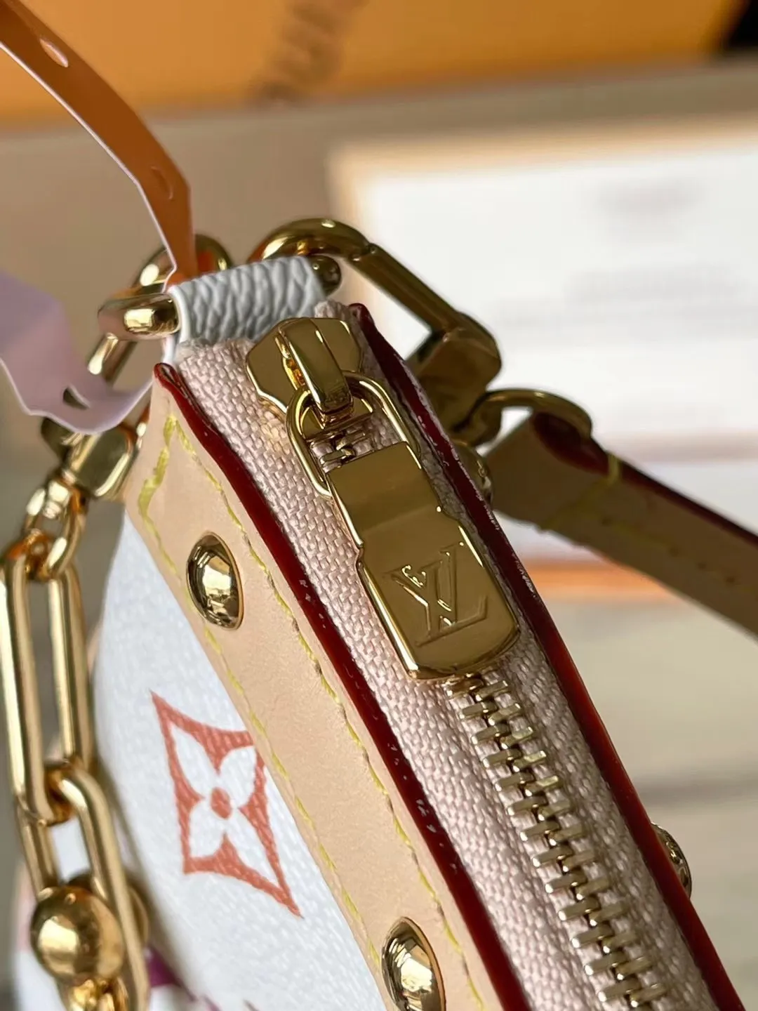 💰880 Top Original Order M13404 This Pochette Accessoires handbag is made of coated canvas, with colorful Monogram patterns to interpret the smart style of the Louis Vuitton x Murakami cross-border collaboration series. Calf leather trim and dazzling hardware add to the sophisticated details, while the detachable shoulder strap and chain allow for flexible carry. Dimensions: 22 × 13 × 4 cm