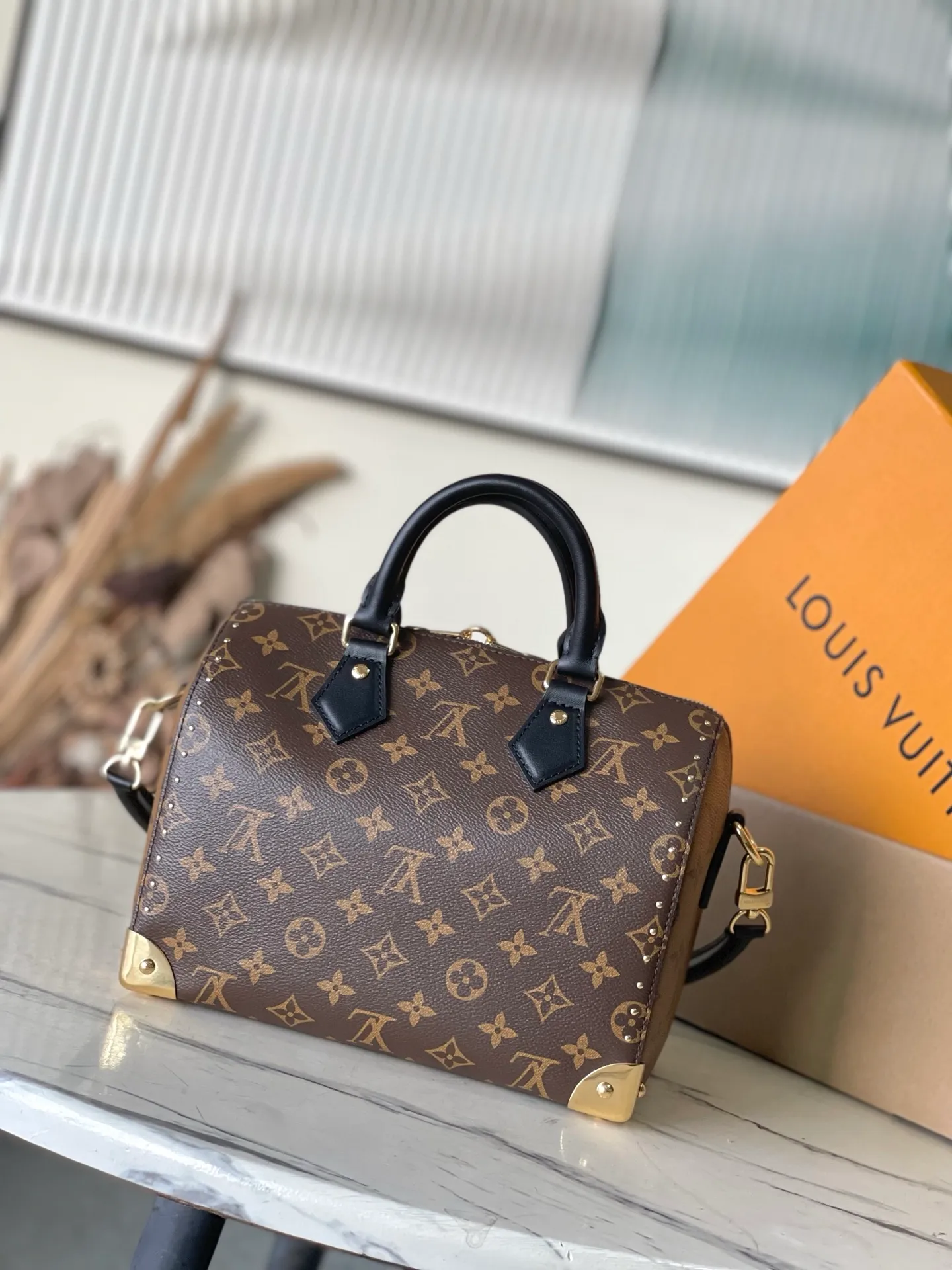 💰1020 The top original M26181 Trunk series welcomes this new Speedy 25, which pays tribute to the brand’s genes through brand archive elements such as Monogram classic patterns and suitcase-inspired details. Made of canvas material with cow leather trim and embellished with metal parts, it shows exquisite craftsmanship. The elegant yet modern design can be carried by hand or on one shoulder, making it suitable for a variety of occasions. Dimensions: 27 × 20 × 15 cm