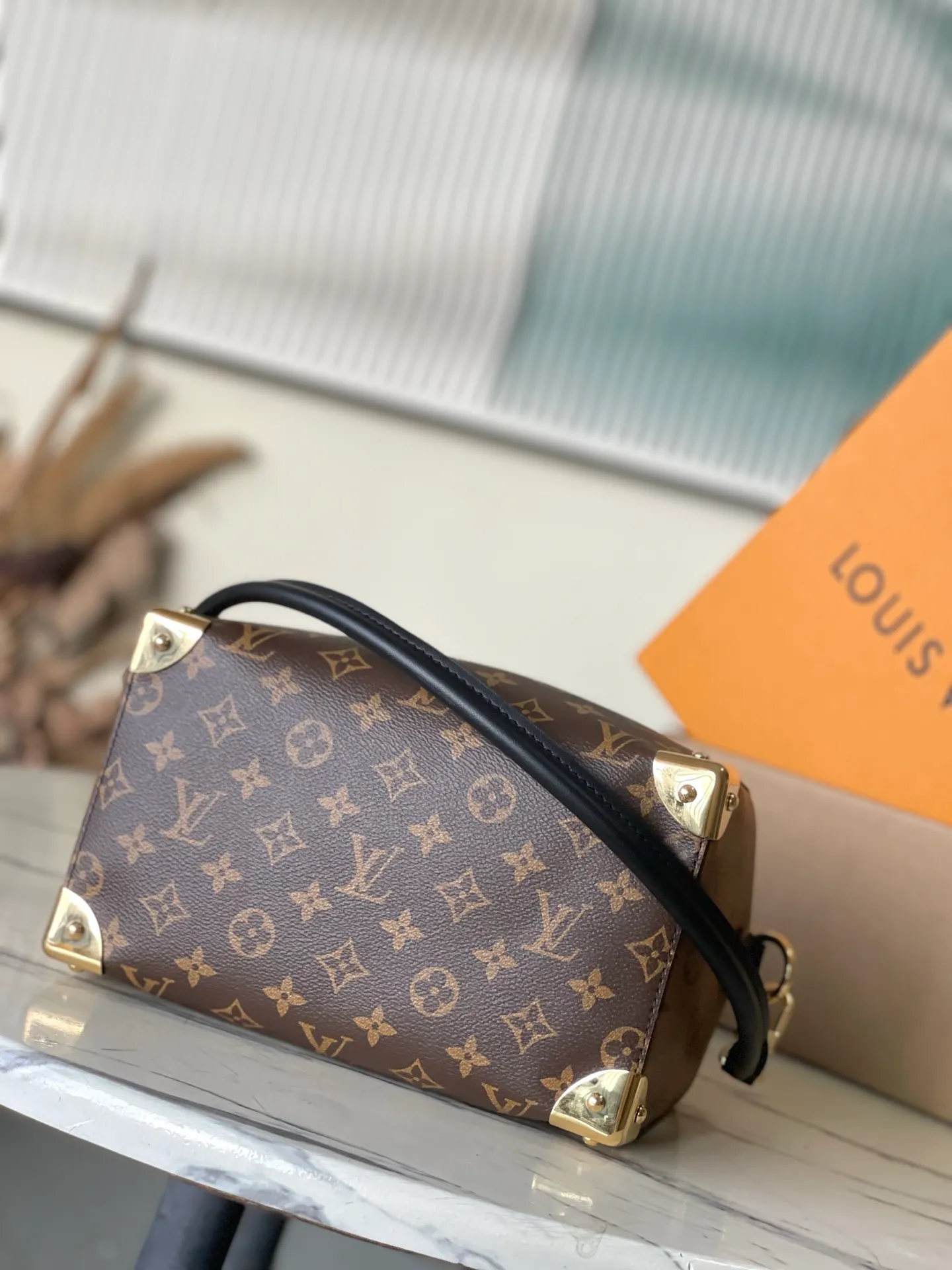 💰1020 The top original M26181 Trunk series welcomes this new Speedy 25, which pays tribute to the brand’s genes through brand archive elements such as Monogram classic patterns and suitcase-inspired details. Made of canvas material with cow leather trim and embellished with metal parts, it shows exquisite craftsmanship. The elegant yet modern design can be carried by hand or on one shoulder, making it suitable for a variety of occasions. Dimensions: 27 × 20 × 15 cm
