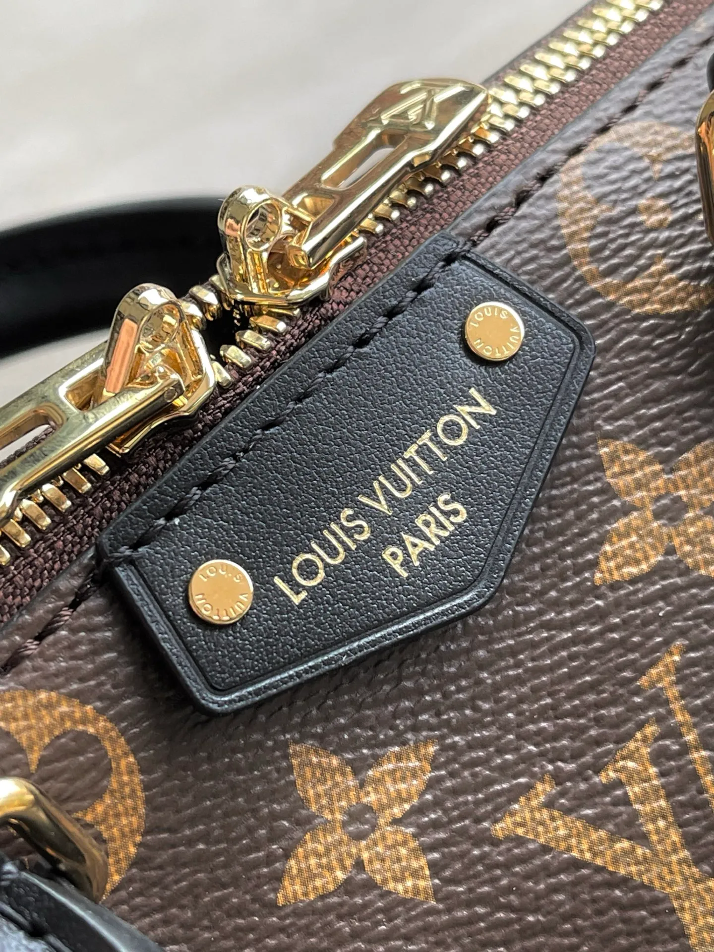 💰1020 The top original M26181 Trunk series welcomes this new Speedy 25, which pays tribute to the brand’s genes through brand archive elements such as Monogram classic patterns and suitcase-inspired details. Made of canvas material with cow leather trim and embellished with metal parts, it shows exquisite craftsmanship. The elegant yet modern design can be carried by hand or on one shoulder, making it suitable for a variety of occasions. Dimensions: 27 × 20 × 15 cm