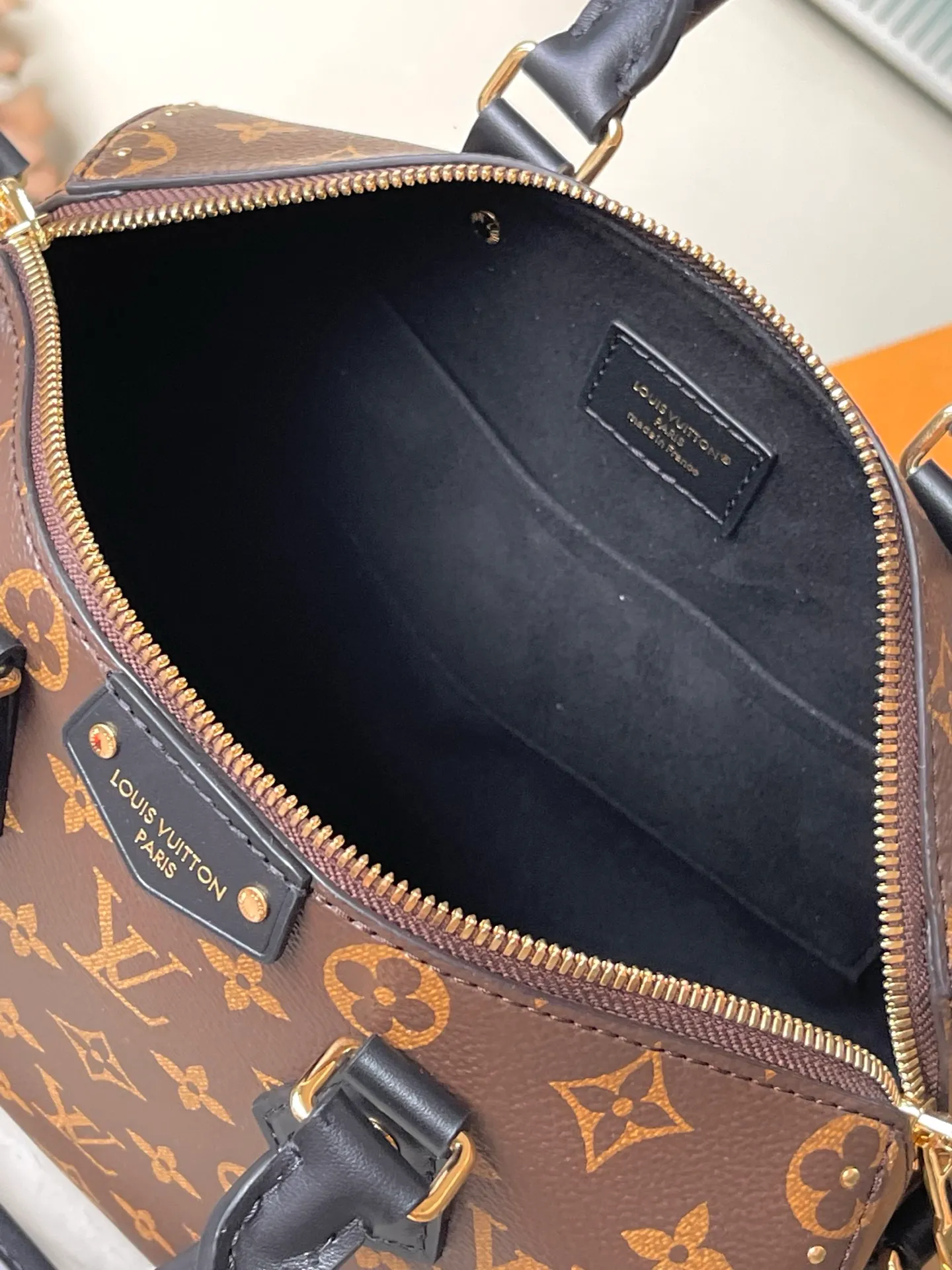 💰1020 The top original M26181 Trunk series welcomes this new Speedy 25, which pays tribute to the brand’s genes through brand archive elements such as Monogram classic patterns and suitcase-inspired details. Made of canvas material with cow leather trim and embellished with metal parts, it shows exquisite craftsmanship. The elegant yet modern design can be carried by hand or on one shoulder, making it suitable for a variety of occasions. Dimensions: 27 × 20 × 15 cm