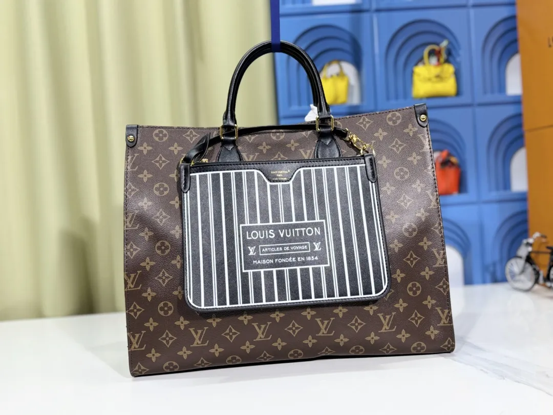 P280💰Upgraded original 🔥New style🔥M45320 M44576 M44571 This Onthego handbag is eye-catching and charming against the backdrop of Monogram Giant canvas. The sides and handles are decorated with Monogram Reverse patterns, and you can see the changes in color and texture in similar fashion. The large size has plenty of room inside, and with the shoulder strap and Toron handle, you can go about your daily life as you please. Dimensions: 41.0 x 34.0 x 19.0 cm (length x height x width)