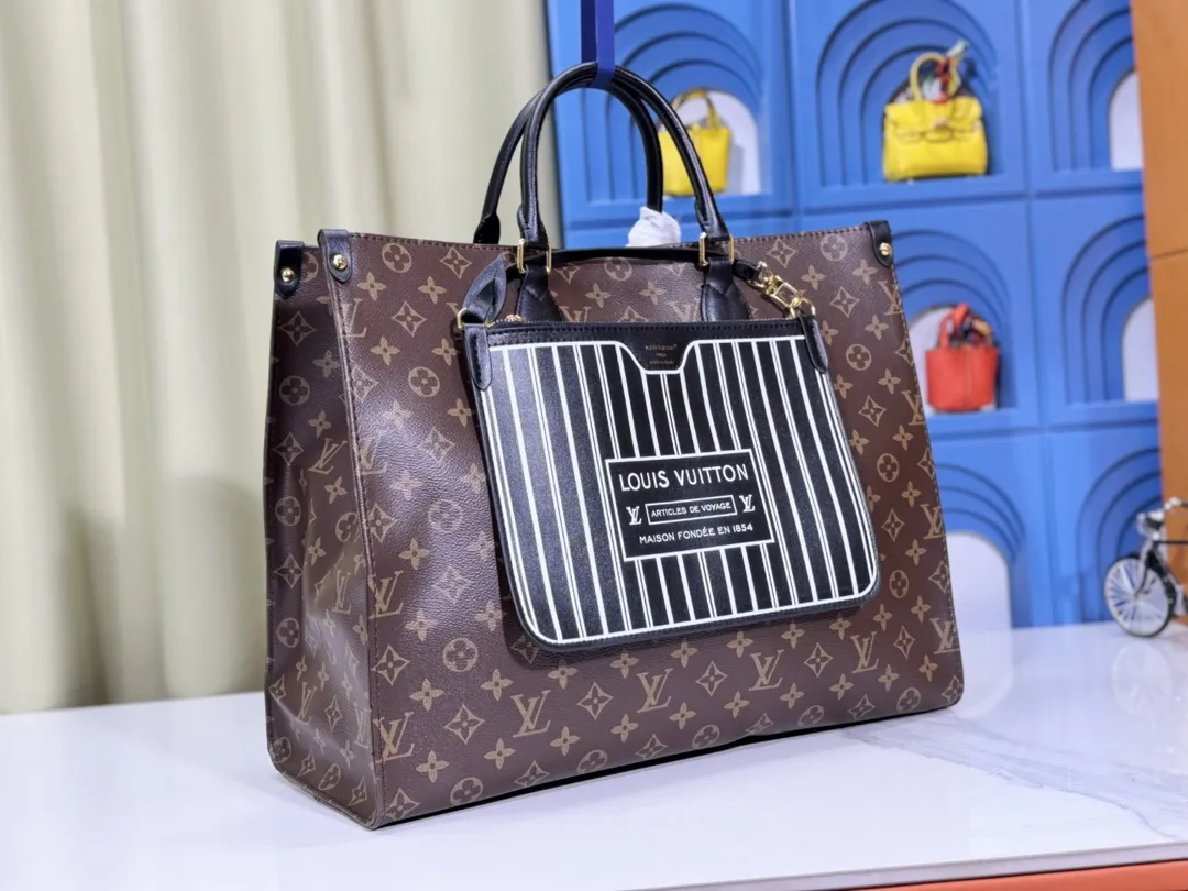 P280💰Upgraded original 🔥New style🔥M45320 M44576 M44571 This Onthego handbag is eye-catching and charming against the backdrop of Monogram Giant canvas. The sides and handles are decorated with Monogram Reverse patterns, and you can see the changes in color and texture in similar fashion. The large size has plenty of room inside, and with the shoulder strap and Toron handle, you can go about your daily life as you please. Dimensions: 41.0 x 34.0 x 19.0 cm (length x height x width)