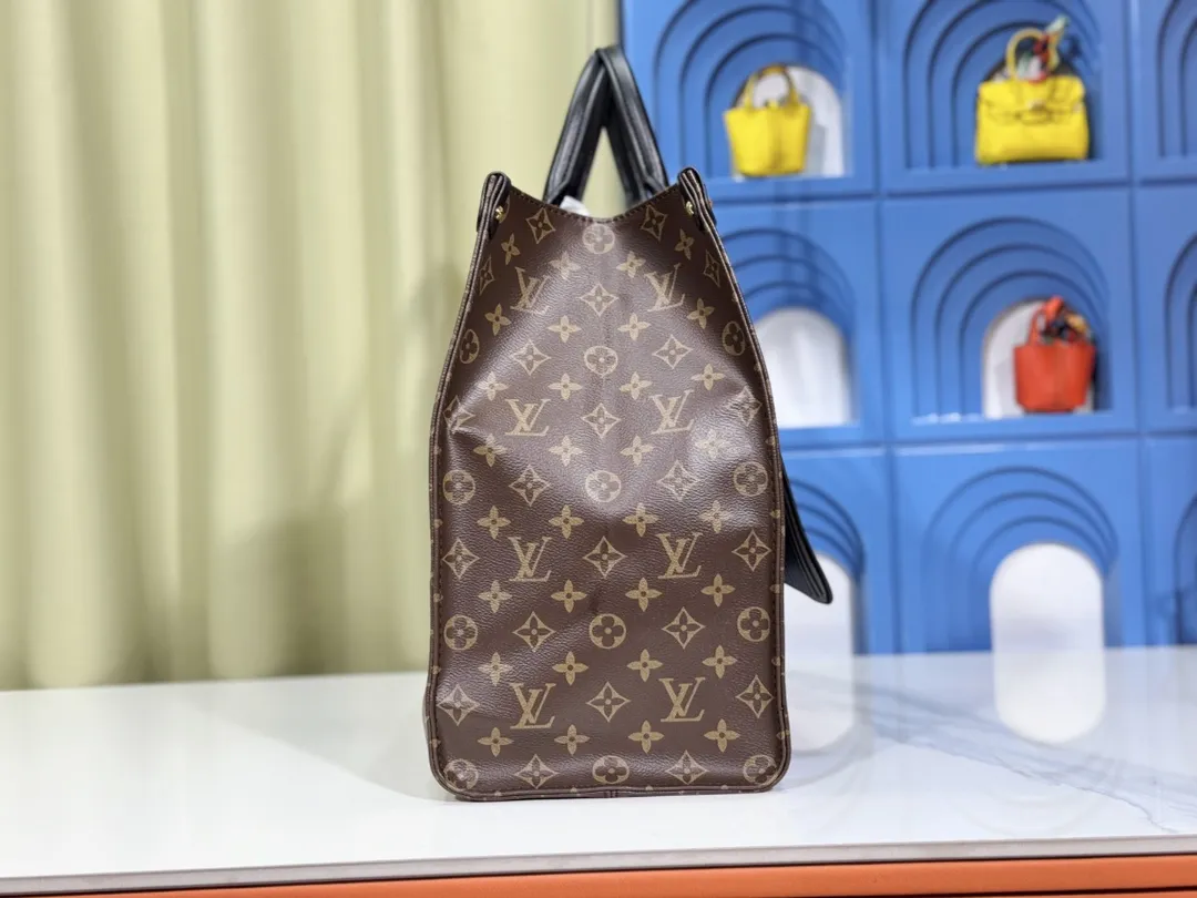 P280💰Upgraded original 🔥New style🔥M45320 M44576 M44571 This Onthego handbag is eye-catching and charming against the backdrop of Monogram Giant canvas. The sides and handles are decorated with Monogram Reverse patterns, and you can see the changes in color and texture in similar fashion. The large size has plenty of room inside, and with the shoulder strap and Toron handle, you can go about your daily life as you please. Dimensions: 41.0 x 34.0 x 19.0 cm (length x height x width)