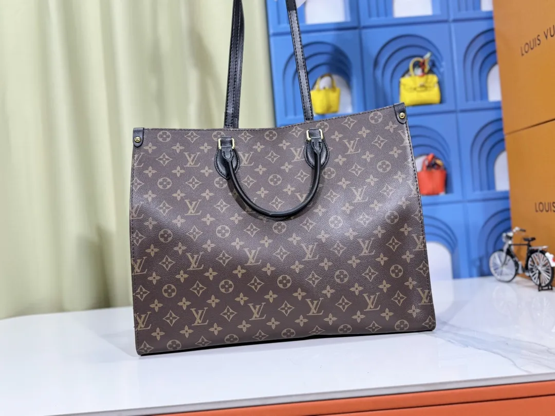 P280💰Upgraded original 🔥New style🔥M45320 M44576 M44571 This Onthego handbag is eye-catching and charming against the backdrop of Monogram Giant canvas. The sides and handles are decorated with Monogram Reverse patterns, and you can see the changes in color and texture in similar fashion. The large size has plenty of room inside, and with the shoulder strap and Toron handle, you can go about your daily life as you please. Dimensions: 41.0 x 34.0 x 19.0 cm (length x height x width)