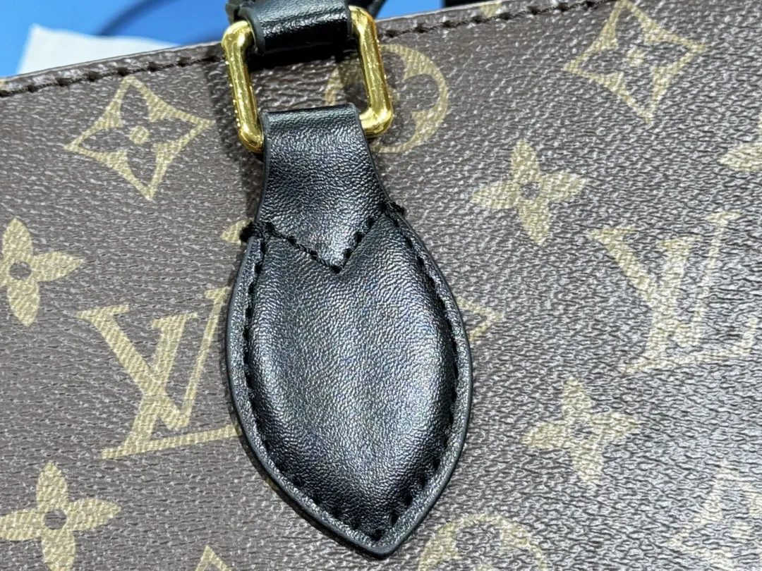 P280💰Upgraded original 🔥New style🔥M45320 M44576 M44571 This Onthego handbag is eye-catching and charming against the backdrop of Monogram Giant canvas. The sides and handles are decorated with Monogram Reverse patterns, and you can see the changes in color and texture in similar fashion. The large size has plenty of room inside, and with the shoulder strap and Toron handle, you can go about your daily life as you please. Dimensions: 41.0 x 34.0 x 19.0 cm (length x height x width)