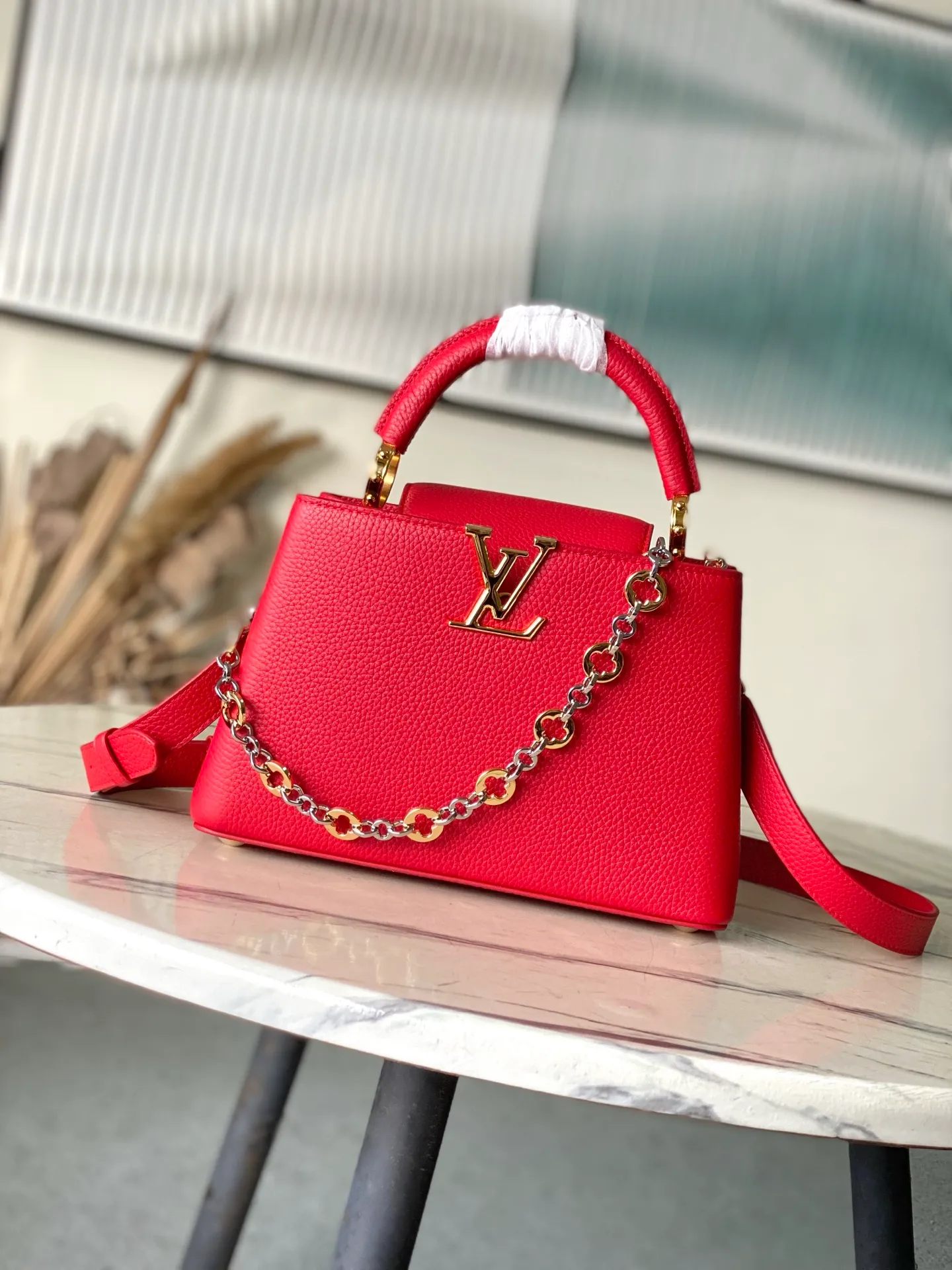 💰2380 "Special Grade Original Leather" M12935 Red Small Size This Capucines BB handbag is made of flexible Taurillon cow leather. It uses jewelry-style double-plated chains and Monogram floral elements to highlight the identity of the Chain On You series. The flip cover can be placed on both the inside and outside. The ample structure and multiple inner pockets are convenient for storing daily needs. The rounded V letter adds an ingenious detail. Dimensions: 27 × 18 × 9 cm