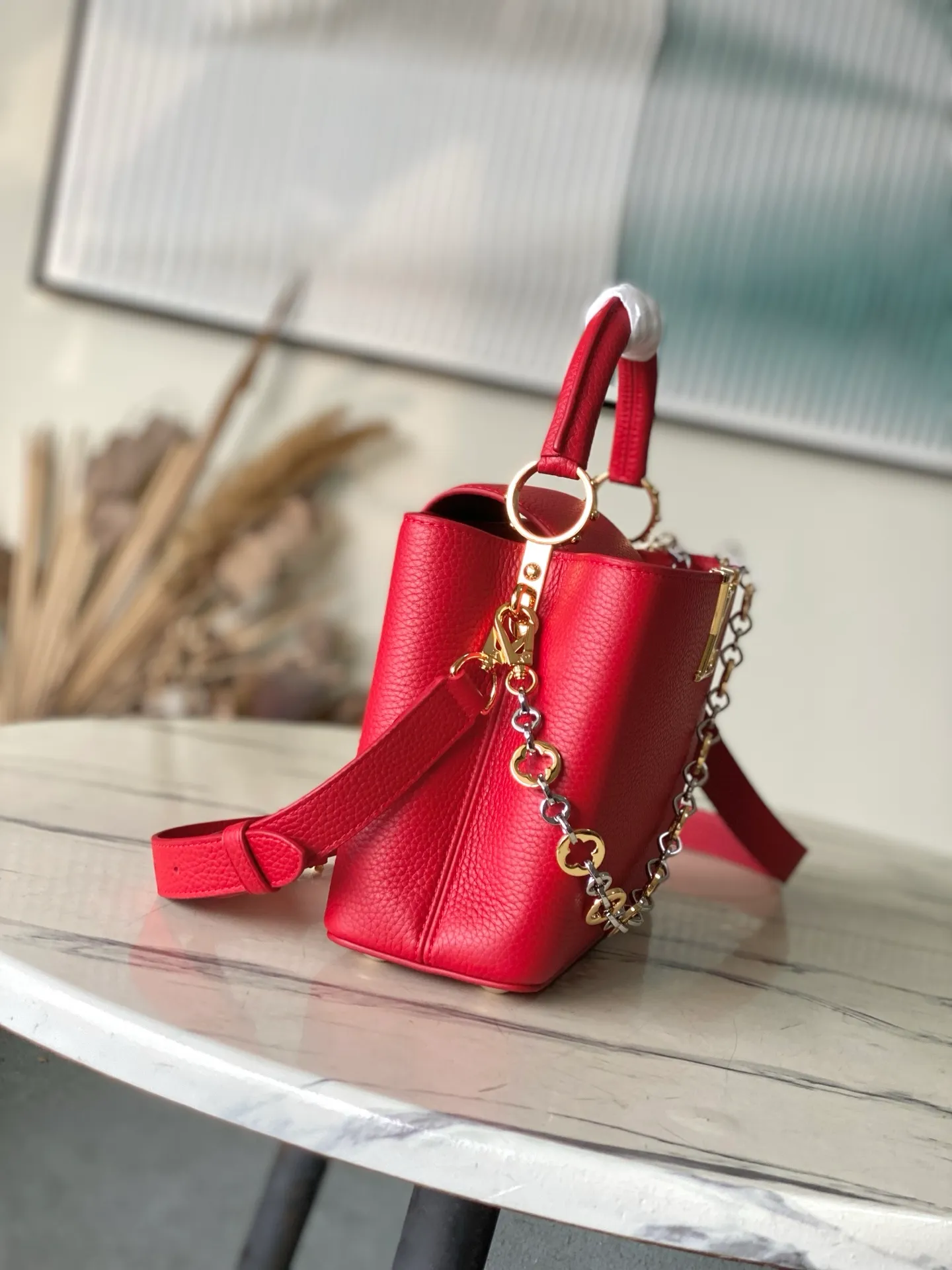 💰2380 "Special Grade Original Leather" M12935 Red Small Size This Capucines BB handbag is made of flexible Taurillon cow leather. It uses jewelry-style double-plated chains and Monogram floral elements to highlight the identity of the Chain On You series. The flip cover can be placed on both the inside and outside. The ample structure and multiple inner pockets are convenient for storing daily needs. The rounded V letter adds an ingenious detail. Dimensions: 27 × 18 × 9 cm