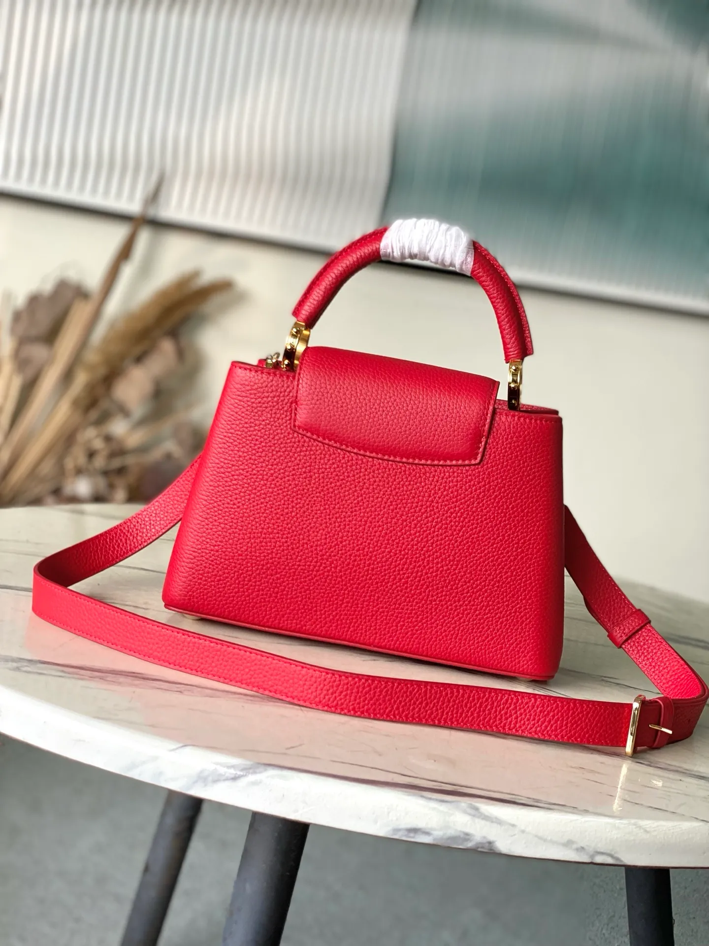 💰2380 "Special Grade Original Leather" M12935 Red Small Size This Capucines BB handbag is made of flexible Taurillon cow leather. It uses jewelry-style double-plated chains and Monogram floral elements to highlight the identity of the Chain On You series. The flip cover can be placed on both the inside and outside. The ample structure and multiple inner pockets are convenient for storing daily needs. The rounded V letter adds an ingenious detail. Dimensions: 27 × 18 × 9 cm