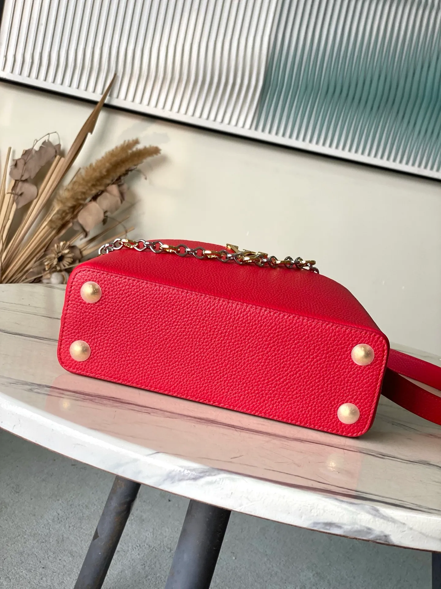 💰2380 "Special Grade Original Leather" M12935 Red Small Size This Capucines BB handbag is made of flexible Taurillon cow leather. It uses jewelry-style double-plated chains and Monogram floral elements to highlight the identity of the Chain On You series. The flip cover can be placed on both the inside and outside. The ample structure and multiple inner pockets are convenient for storing daily needs. The rounded V letter adds an ingenious detail. Dimensions: 27 × 18 × 9 cm