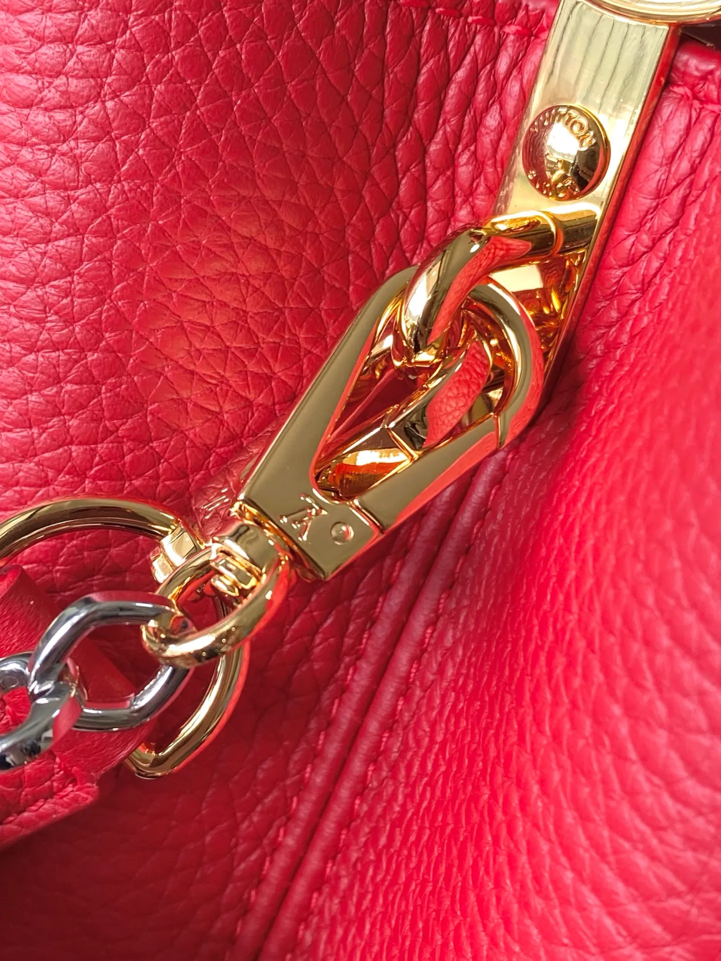 💰2380 "Special Grade Original Leather" M12935 Red Small Size This Capucines BB handbag is made of flexible Taurillon cow leather. It uses jewelry-style double-plated chains and Monogram floral elements to highlight the identity of the Chain On You series. The flip cover can be placed on both the inside and outside. The ample structure and multiple inner pockets are convenient for storing daily needs. The rounded V letter adds an ingenious detail. Dimensions: 27 × 18 × 9 cm