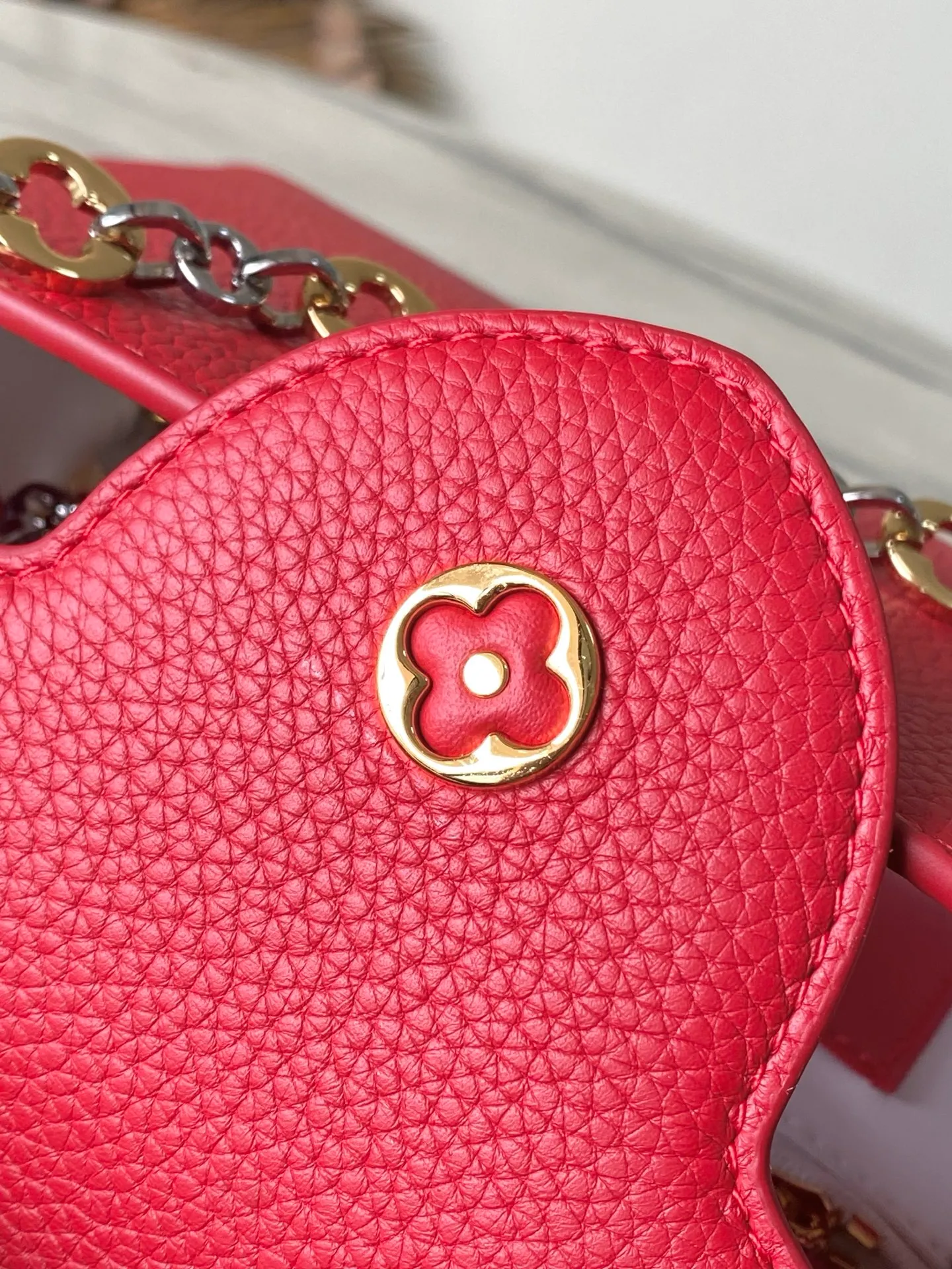 💰2380 "Special Grade Original Leather" M12935 Red Small Size This Capucines BB handbag is made of flexible Taurillon cow leather. It uses jewelry-style double-plated chains and Monogram floral elements to highlight the identity of the Chain On You series. The flip cover can be placed on both the inside and outside. The ample structure and multiple inner pockets are convenient for storing daily needs. The rounded V letter adds an ingenious detail. Dimensions: 27 × 18 × 9 cm