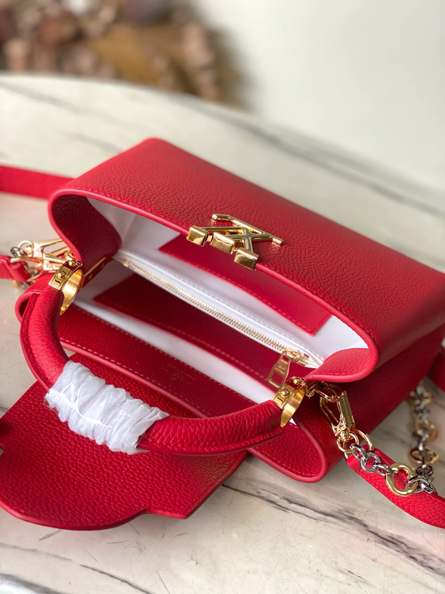 💰2380 "Special Grade Original Leather" M12935 Red Small Size This Capucines BB handbag is made of flexible Taurillon cow leather. It uses jewelry-style double-plated chains and Monogram floral elements to highlight the identity of the Chain On You series. The flip cover can be placed on both the inside and outside. The ample structure and multiple inner pockets are convenient for storing daily needs. The rounded V letter adds an ingenious detail. Dimensions: 27 × 18 × 9 cm
