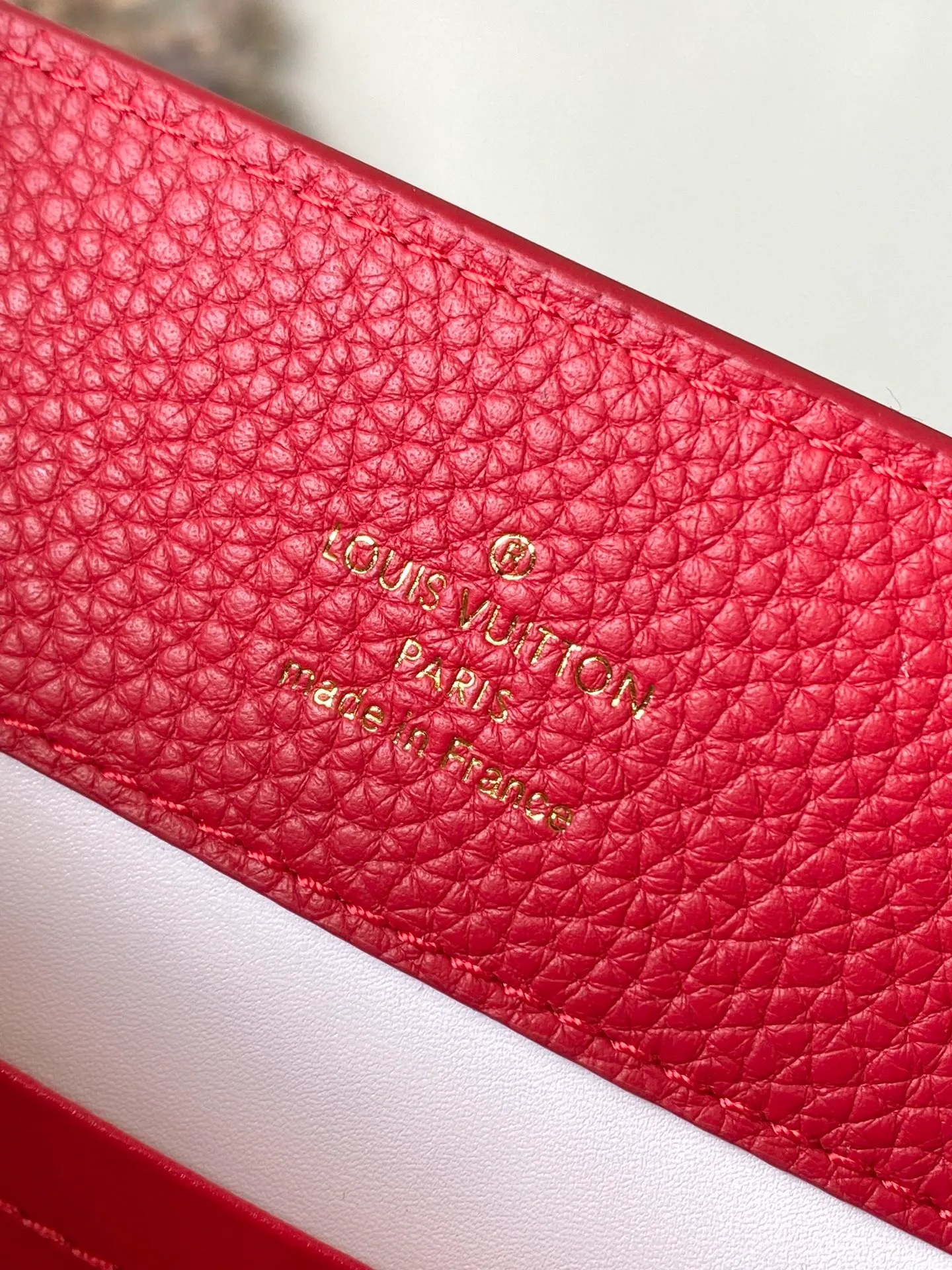 💰2380 "Special Grade Original Leather" M12935 Red Small Size This Capucines BB handbag is made of flexible Taurillon cow leather. It uses jewelry-style double-plated chains and Monogram floral elements to highlight the identity of the Chain On You series. The flip cover can be placed on both the inside and outside. The ample structure and multiple inner pockets are convenient for storing daily needs. The rounded V letter adds an ingenious detail. Dimensions: 27 × 18 × 9 cm