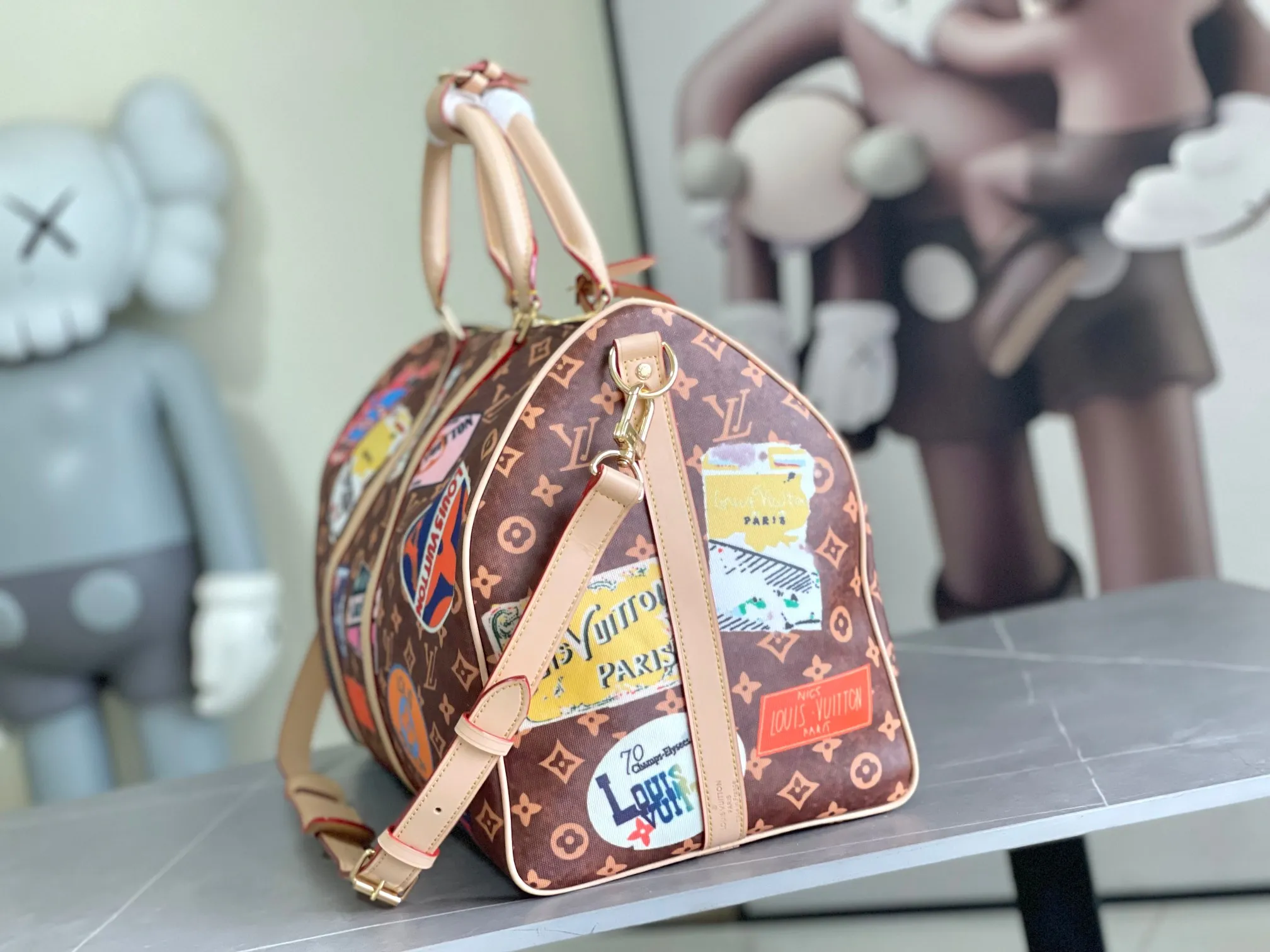 💰1220 Top Original Keepall Bandoulière 50 Travel Bag M15042 Keepall Bandoulière 50 features Monogram Shadow gold hardware Looks chic Keepall 50 is one of the most famous weekend bags of the house It has two rolled leather top handles and a removable and adjustable shoulder strap Offers carrying options Spacious interior Lined with textile Includes a zipper pocket Size: 50 x 29 x 23cm