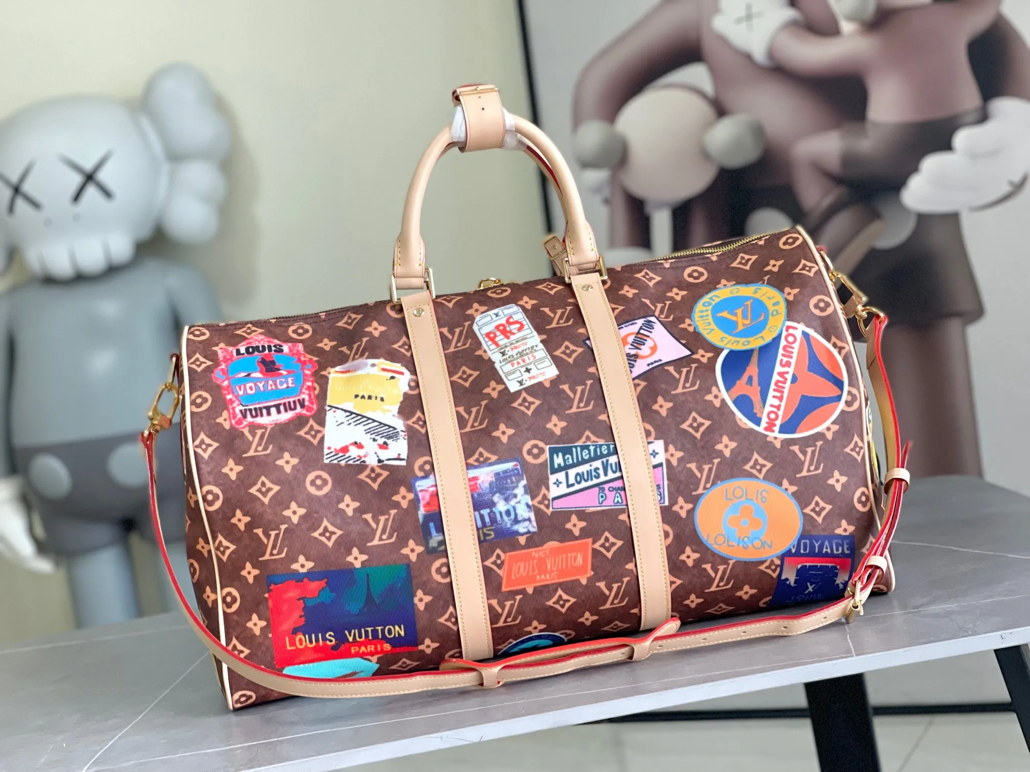 💰1220 Top Original Keepall Bandoulière 50 Travel Bag M15042 Keepall Bandoulière 50 features Monogram Shadow gold hardware Looks chic Keepall 50 is one of the most famous weekend bags of the house It has two rolled leather top handles and a removable and adjustable shoulder strap Offers carrying options Spacious interior Lined with textile Includes a zipper pocket Size: 50 x 29 x 23cm