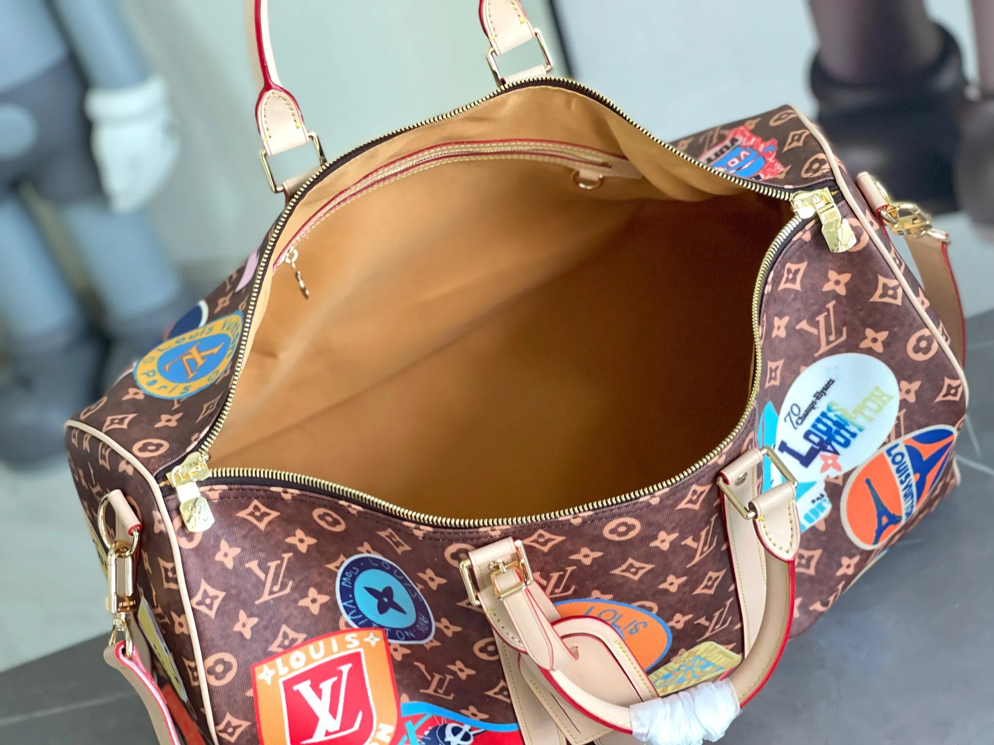 💰1220 Top Original Keepall Bandoulière 50 Travel Bag M15042 Keepall Bandoulière 50 features Monogram Shadow gold hardware Looks chic Keepall 50 is one of the most famous weekend bags of the house It has two rolled leather top handles and a removable and adjustable shoulder strap Offers carrying options Spacious interior Lined with textile Includes a zipper pocket Size: 50 x 29 x 23cm