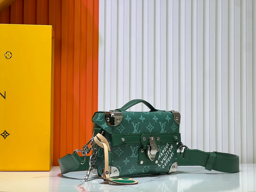 Batch 380💰M11743 black flower M11516 black M11535 old flower M12686 green This Soul Trunk handbag is crafted by Pharrell Williams and is made of flexible LV Colorado cow leather with a grained texture. The Tumbler's magnetic clasp, rivets and top handles harken back to classic hard case elements, while a removable and adjustable shoulder strap completes the sophisticated details. Size: 19x15x7cm
