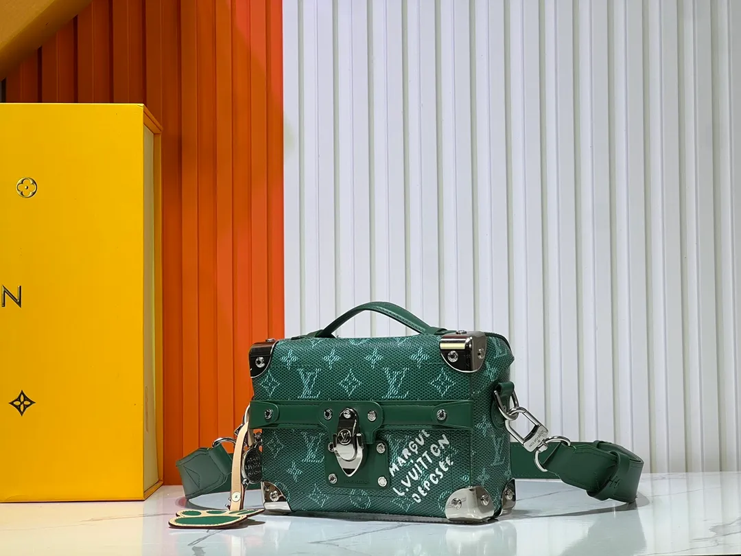 Batch 380💰M11743 black flower M11516 black M11535 old flower M12686 green This Soul Trunk handbag is crafted by Pharrell Williams and is made of flexible LV Colorado cow leather with a grained texture. The Tumbler's magnetic clasp, rivets and top handles harken back to classic hard case elements, while a removable and adjustable shoulder strap completes the sophisticated details. Size: 19x15x7cm