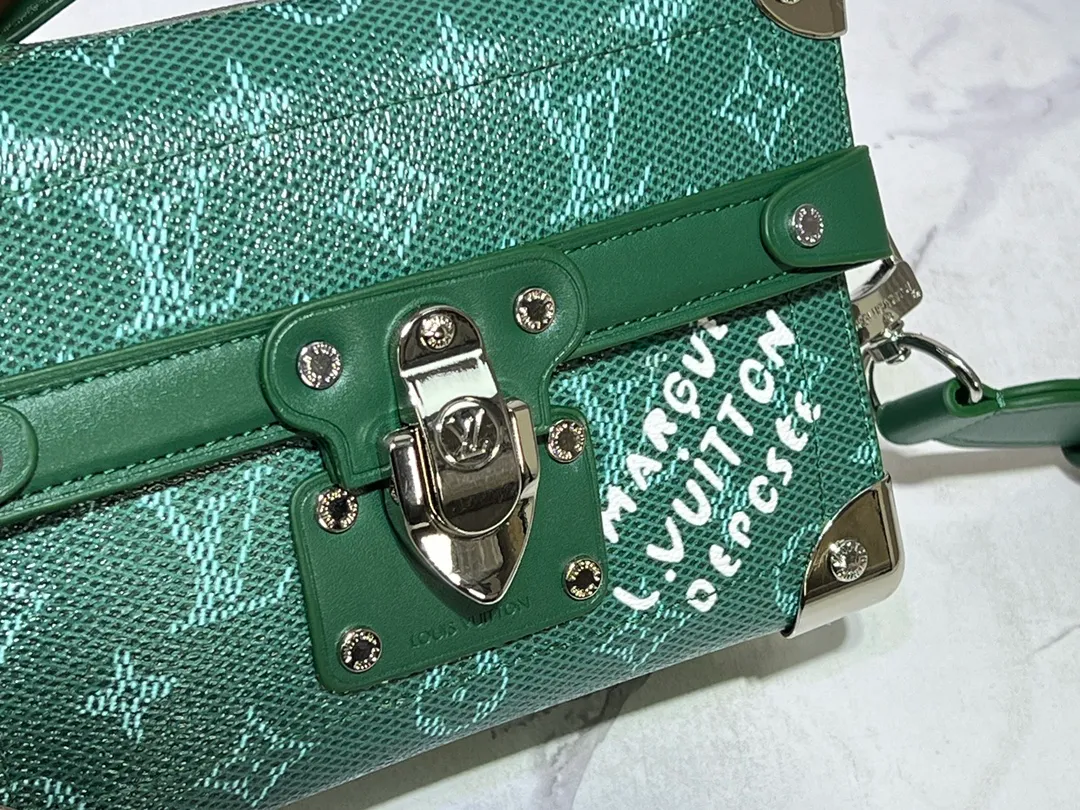Batch 380💰M11743 black flower M11516 black M11535 old flower M12686 green This Soul Trunk handbag is crafted by Pharrell Williams and is made of flexible LV Colorado cow leather with a grained texture. The Tumbler's magnetic clasp, rivets and top handles harken back to classic hard case elements, while a removable and adjustable shoulder strap completes the sophisticated details. Size: 19x15x7cm