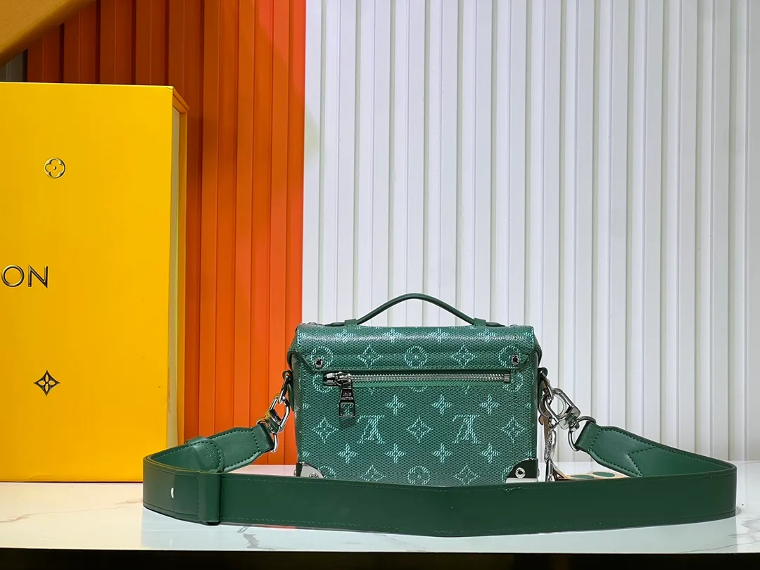 Batch 380💰M11743 black flower M11516 black M11535 old flower M12686 green This Soul Trunk handbag is crafted by Pharrell Williams and is made of flexible LV Colorado cow leather with a grained texture. The Tumbler's magnetic clasp, rivets and top handles harken back to classic hard case elements, while a removable and adjustable shoulder strap completes the sophisticated details. Size: 19x15x7cm