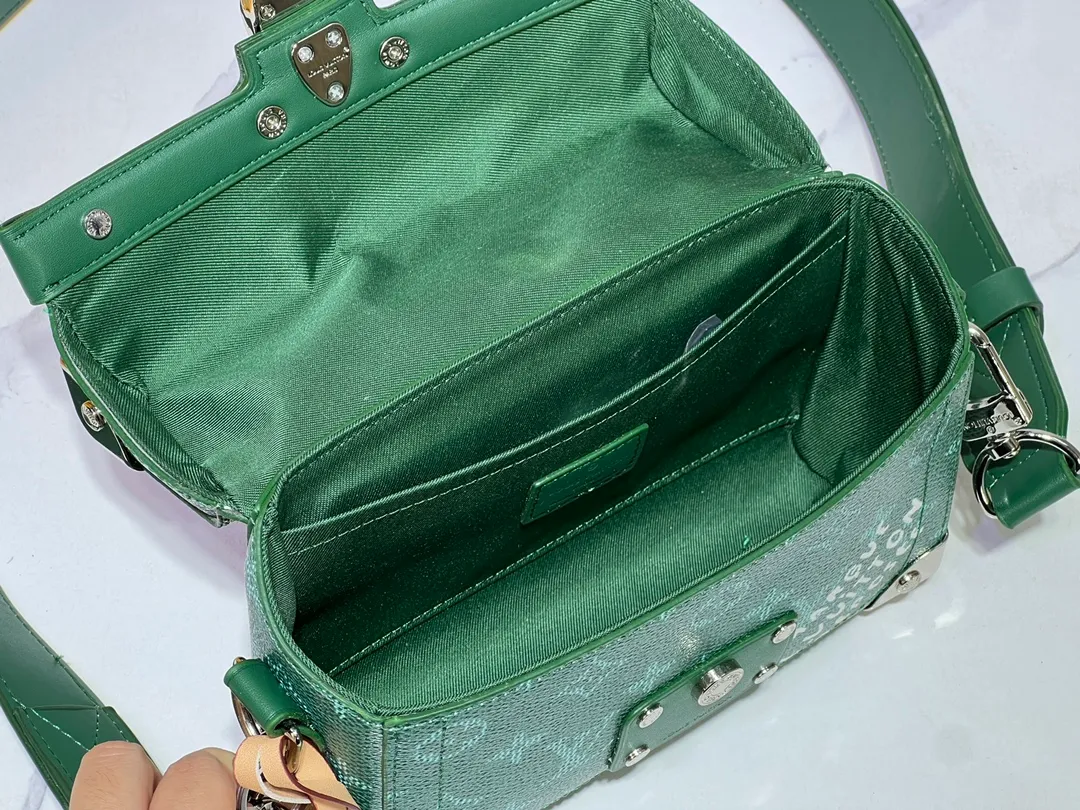 Batch 380💰M11743 black flower M11516 black M11535 old flower M12686 green This Soul Trunk handbag is crafted by Pharrell Williams and is made of flexible LV Colorado cow leather with a grained texture. The Tumbler's magnetic clasp, rivets and top handles harken back to classic hard case elements, while a removable and adjustable shoulder strap completes the sophisticated details. Size: 19x15x7cm