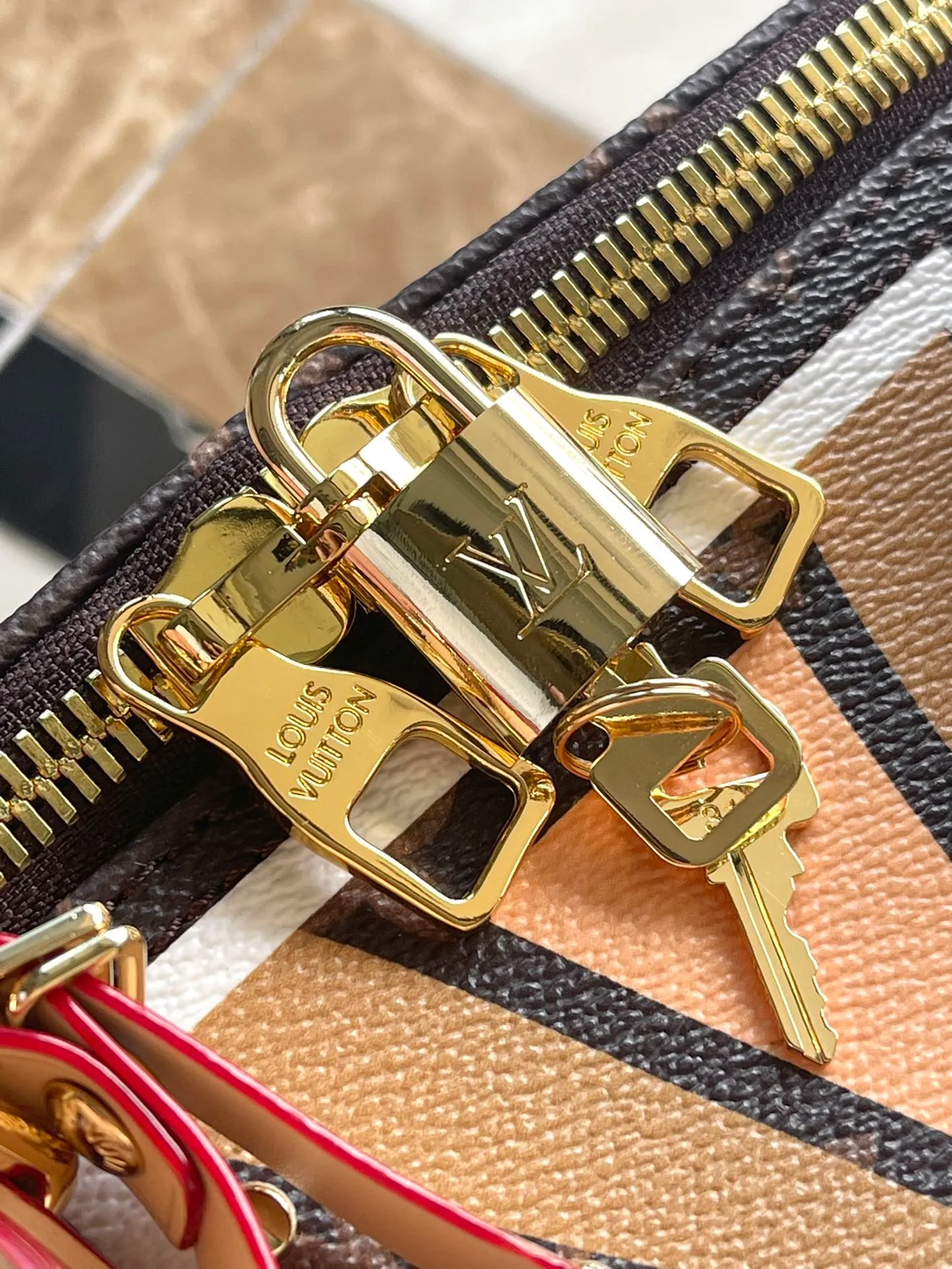 💰1440 Top original order M11577 This Keepal Bandouliere 50 travel bag pays tribute to traditional bags with Parfleche pattern, witnessing the creative fruition of Pharrel Williams and Dee Jay Two Bears, Dakota and Lakota peoples. Rivet elements add to the sharpness of the look. Dimensions: 50 × 29 × 23 cm