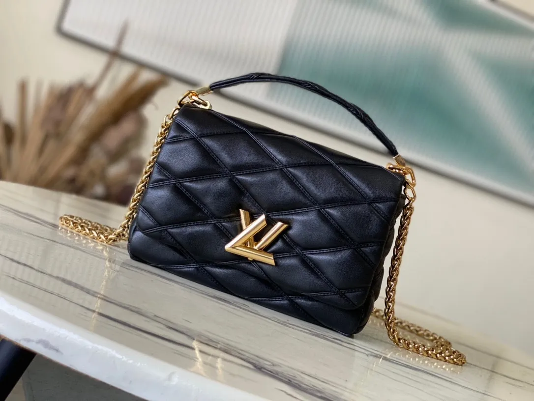 💰1360 (top layer leather) top original order M22891 black This G0-14 medium handbag is made of gorgeous sheep leather, with a finger stitch pattern that pays homage to the brand's traditional luggage design. The LV Twist twist lock highlights the eye-catching style, and the top handle can be carried by hand alone, or it can be transformed into a leather shoulder pad on the sliding chain shoulder strap for a comfortable shoulder or cross-body experience. Dimensions: 23 × 16 × 10 cm