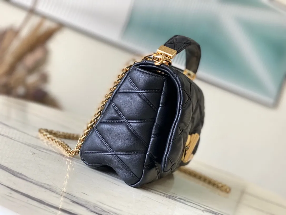 💰1360 (top layer leather) top original order M22891 black This G0-14 medium handbag is made of gorgeous sheep leather, with a finger stitch pattern that pays homage to the brand's traditional luggage design. The LV Twist twist lock highlights the eye-catching style, and the top handle can be carried by hand alone, or it can be transformed into a leather shoulder pad on the sliding chain shoulder strap for a comfortable shoulder or cross-body experience. Dimensions: 23 × 16 × 10 cm