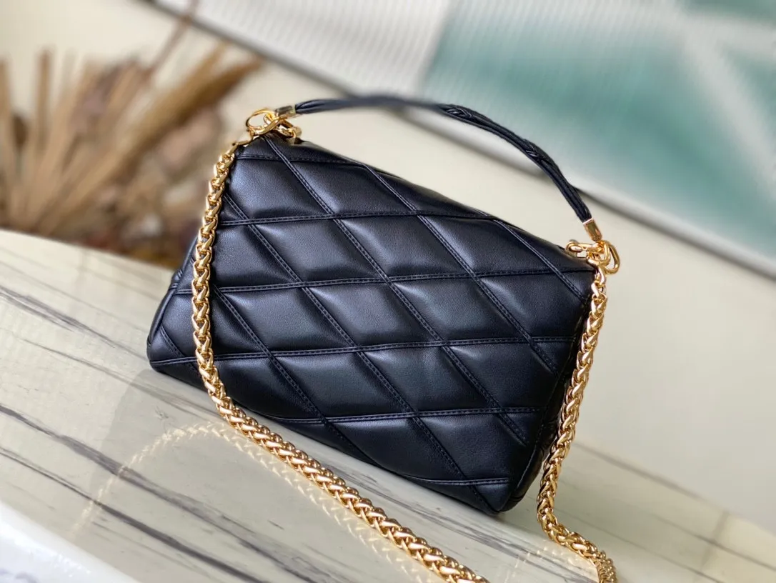 💰1360 (top layer leather) top original order M22891 black This G0-14 medium handbag is made of gorgeous sheep leather, with a finger stitch pattern that pays homage to the brand's traditional luggage design. The LV Twist twist lock highlights the eye-catching style, and the top handle can be carried by hand alone, or it can be transformed into a leather shoulder pad on the sliding chain shoulder strap for a comfortable shoulder or cross-body experience. Dimensions: 23 × 16 × 10 cm