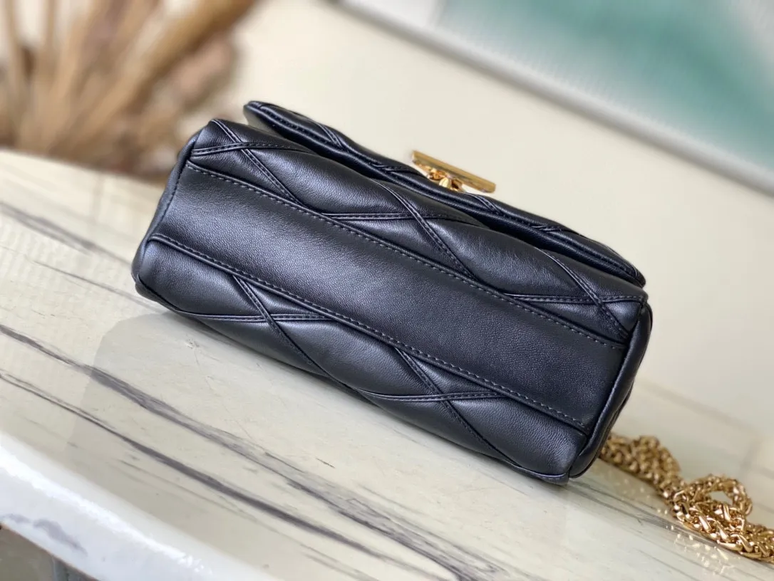 💰1360 (top layer leather) top original order M22891 black This G0-14 medium handbag is made of gorgeous sheep leather, with a finger stitch pattern that pays homage to the brand's traditional luggage design. The LV Twist twist lock highlights the eye-catching style, and the top handle can be carried by hand alone, or it can be transformed into a leather shoulder pad on the sliding chain shoulder strap for a comfortable shoulder or cross-body experience. Dimensions: 23 × 16 × 10 cm