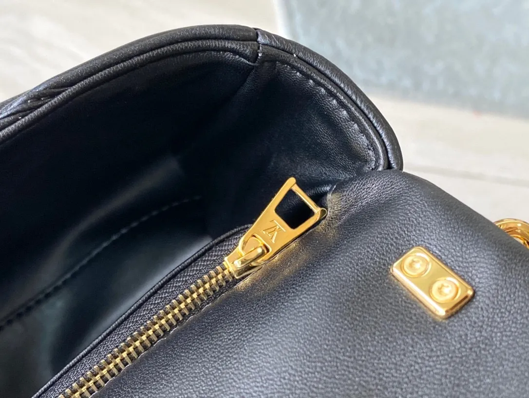 💰1360 (top layer leather) top original order M22891 black This G0-14 medium handbag is made of gorgeous sheep leather, with a finger stitch pattern that pays homage to the brand's traditional luggage design. The LV Twist twist lock highlights the eye-catching style, and the top handle can be carried by hand alone, or it can be transformed into a leather shoulder pad on the sliding chain shoulder strap for a comfortable shoulder or cross-body experience. Dimensions: 23 × 16 × 10 cm