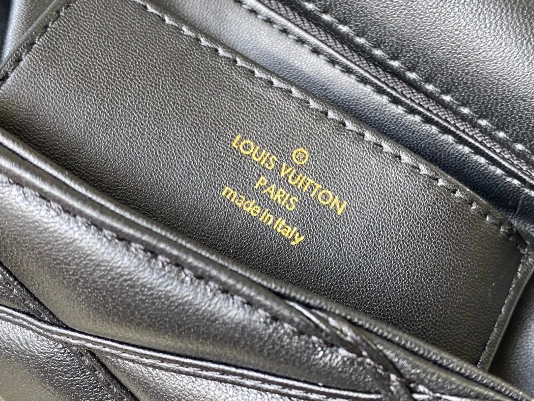 💰1360 (top layer leather) top original order M22891 black This G0-14 medium handbag is made of gorgeous sheep leather, with a finger stitch pattern that pays homage to the brand's traditional luggage design. The LV Twist twist lock highlights the eye-catching style, and the top handle can be carried by hand alone, or it can be transformed into a leather shoulder pad on the sliding chain shoulder strap for a comfortable shoulder or cross-body experience. Dimensions: 23 × 16 × 10 cm