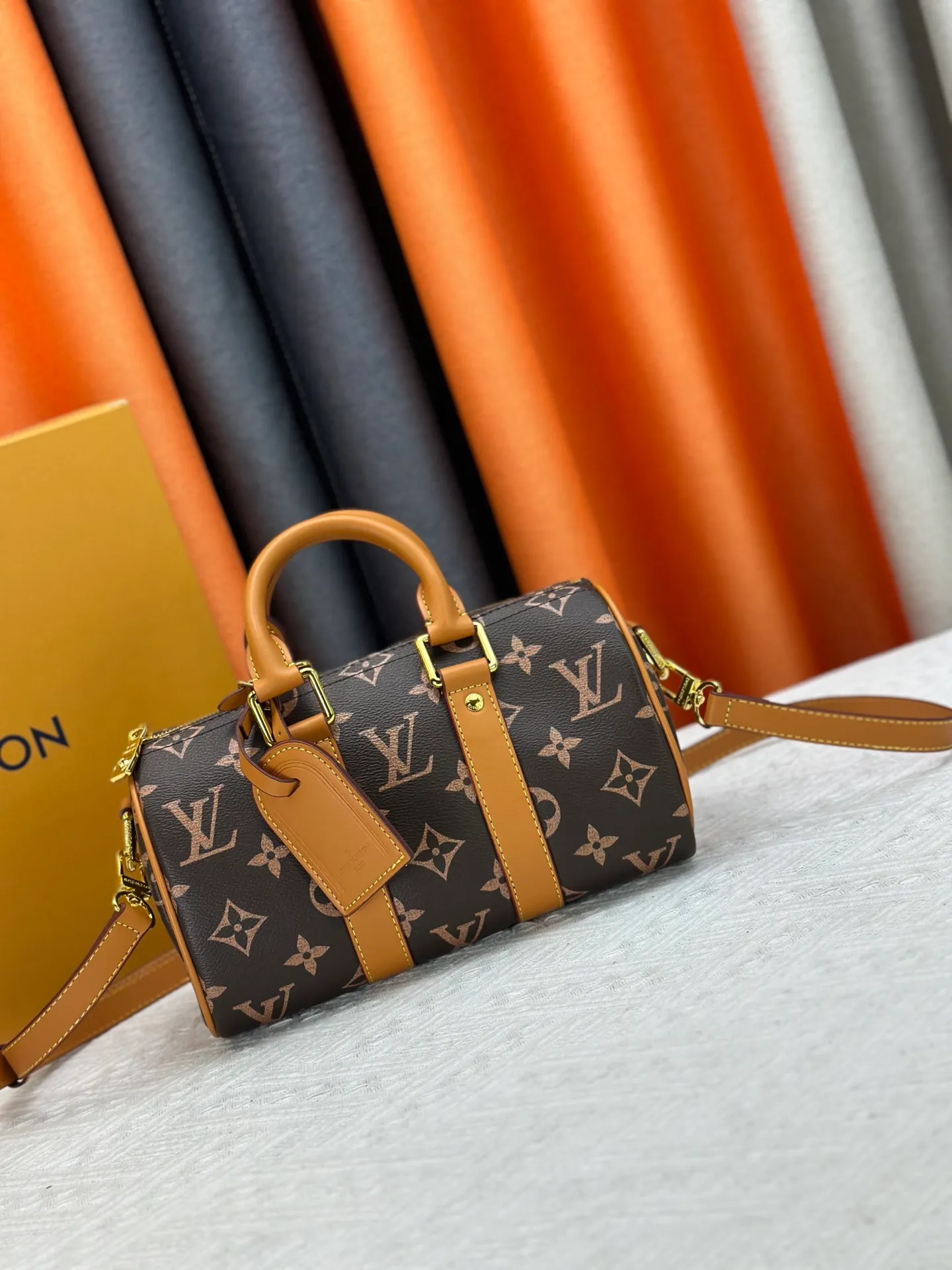 P250 Upgraded Original M14078 M01942 M15076 M24434 M46271 M20900 M46249 This handbag condenses the classic silhouette of the Keepall travel bag. It is made of Monogram embossed Taurillon leather. Its compact shape is suitable for storing small items such as mobile phones and wallets. With its clever use of leather handles and detachable shoulder strap, it's easy to carry with you in trendy style. Detailed features Dimensions: 25✘15✘11 cm