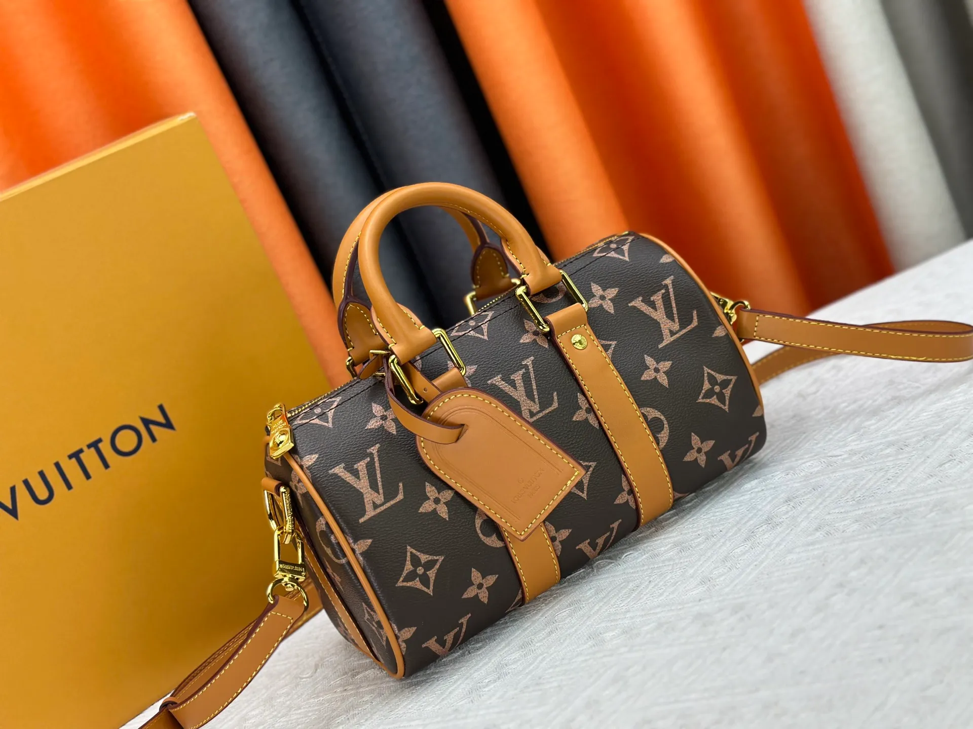 P250 Upgraded Original M14078 M01942 M15076 M24434 M46271 M20900 M46249 This handbag condenses the classic silhouette of the Keepall travel bag. It is made of Monogram embossed Taurillon leather. Its compact shape is suitable for storing small items such as mobile phones and wallets. With its clever use of leather handles and detachable shoulder strap, it's easy to carry with you in trendy style. Detailed features Dimensions: 25✘15✘11 cm