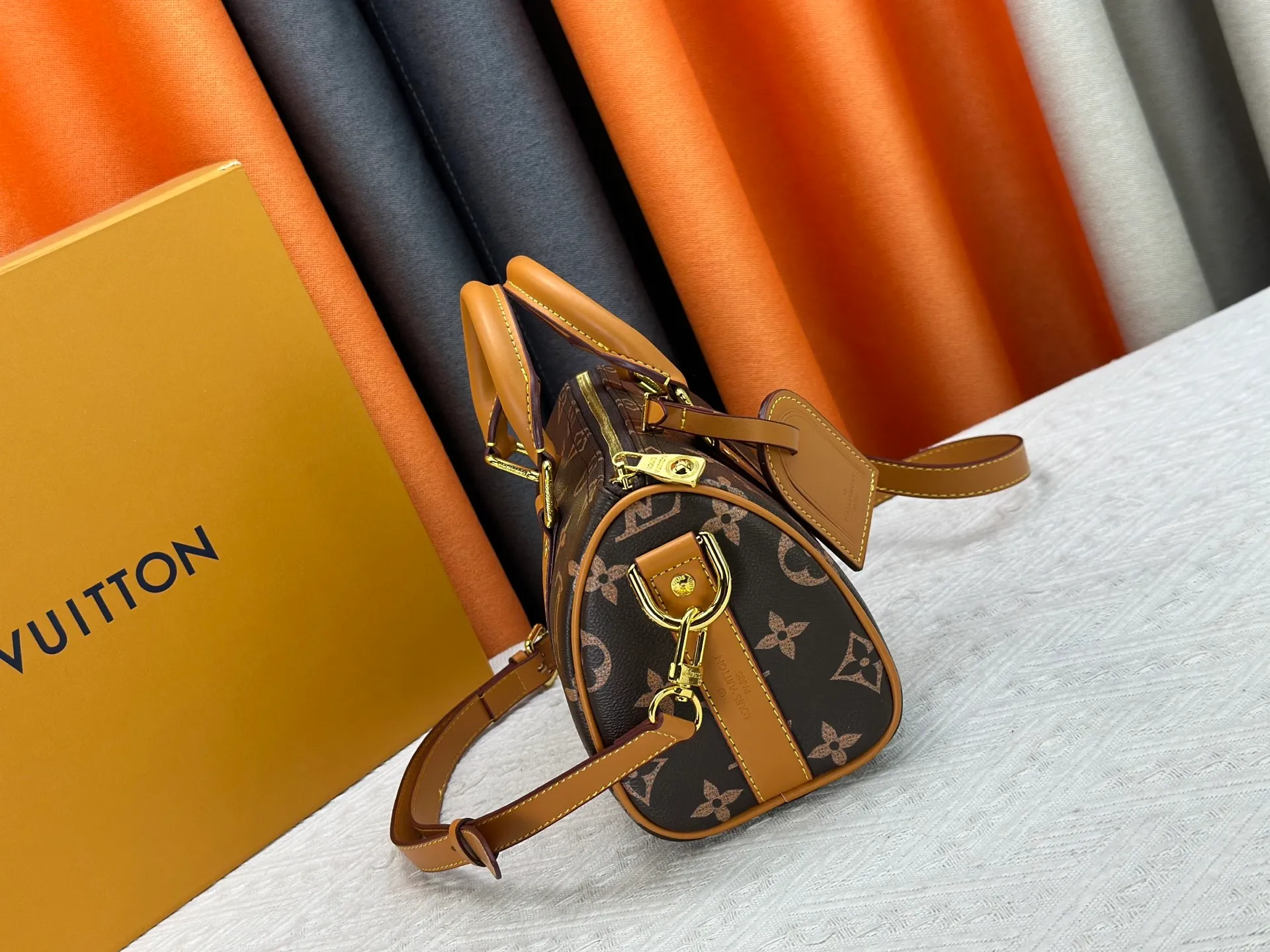 P250 Upgraded Original M14078 M01942 M15076 M24434 M46271 M20900 M46249 This handbag condenses the classic silhouette of the Keepall travel bag. It is made of Monogram embossed Taurillon leather. Its compact shape is suitable for storing small items such as mobile phones and wallets. With its clever use of leather handles and detachable shoulder strap, it's easy to carry with you in trendy style. Detailed features Dimensions: 25✘15✘11 cm