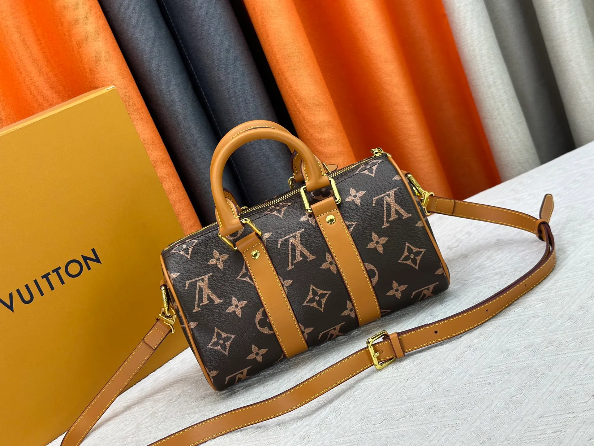 P250 Upgraded Original M14078 M01942 M15076 M24434 M46271 M20900 M46249 This handbag condenses the classic silhouette of the Keepall travel bag. It is made of Monogram embossed Taurillon leather. Its compact shape is suitable for storing small items such as mobile phones and wallets. With its clever use of leather handles and detachable shoulder strap, it's easy to carry with you in trendy style. Detailed features Dimensions: 25✘15✘11 cm