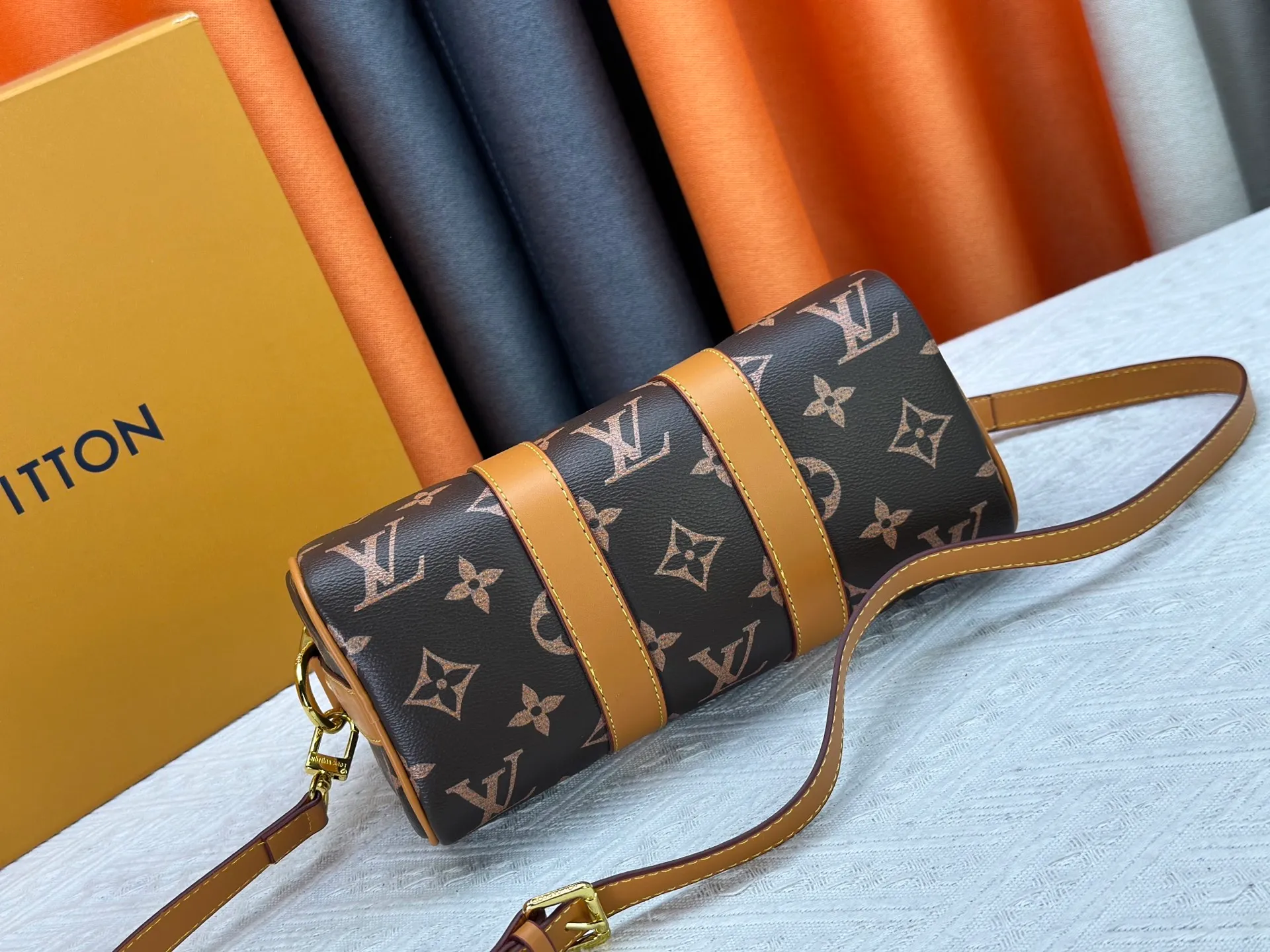 P250 Upgraded Original M14078 M01942 M15076 M24434 M46271 M20900 M46249 This handbag condenses the classic silhouette of the Keepall travel bag. It is made of Monogram embossed Taurillon leather. Its compact shape is suitable for storing small items such as mobile phones and wallets. With its clever use of leather handles and detachable shoulder strap, it's easy to carry with you in trendy style. Detailed features Dimensions: 25✘15✘11 cm