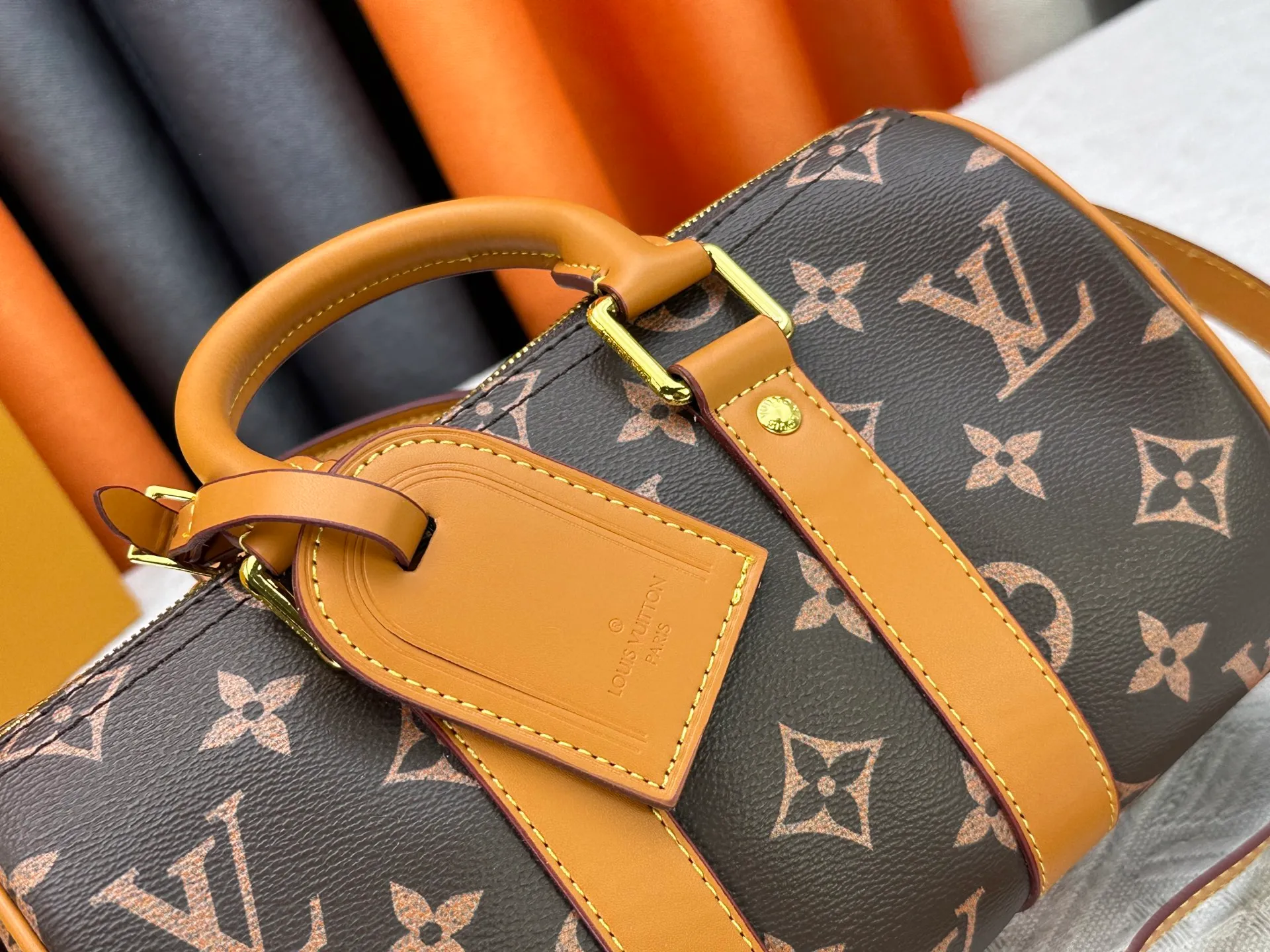 P250 Upgraded Original M14078 M01942 M15076 M24434 M46271 M20900 M46249 This handbag condenses the classic silhouette of the Keepall travel bag. It is made of Monogram embossed Taurillon leather. Its compact shape is suitable for storing small items such as mobile phones and wallets. With its clever use of leather handles and detachable shoulder strap, it's easy to carry with you in trendy style. Detailed features Dimensions: 25✘15✘11 cm