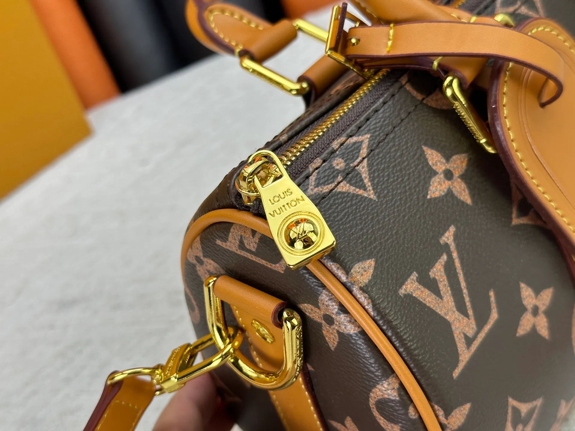 P250 Upgraded Original M14078 M01942 M15076 M24434 M46271 M20900 M46249 This handbag condenses the classic silhouette of the Keepall travel bag. It is made of Monogram embossed Taurillon leather. Its compact shape is suitable for storing small items such as mobile phones and wallets. With its clever use of leather handles and detachable shoulder strap, it's easy to carry with you in trendy style. Detailed features Dimensions: 25✘15✘11 cm