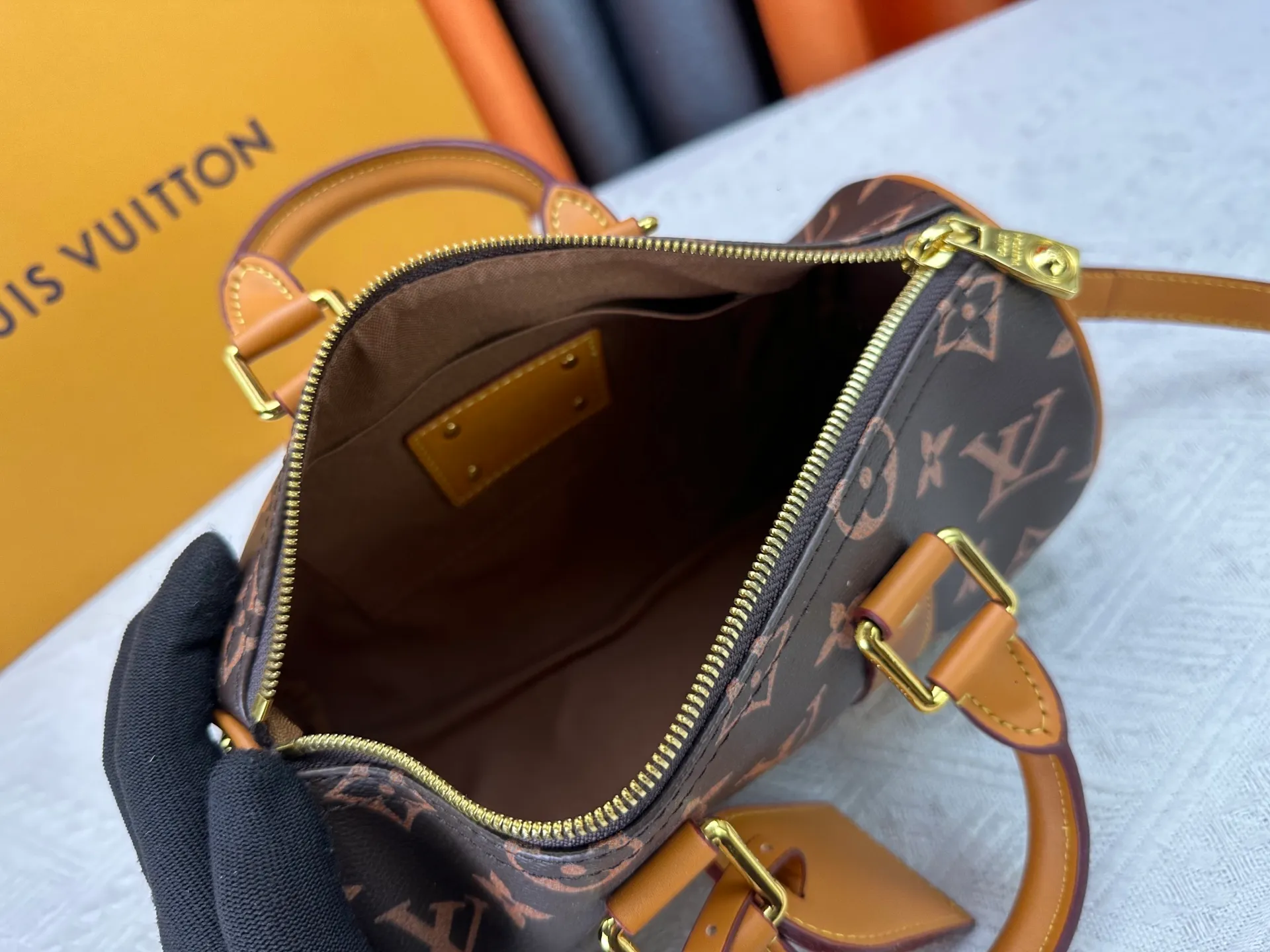 P250 Upgraded Original M14078 M01942 M15076 M24434 M46271 M20900 M46249 This handbag condenses the classic silhouette of the Keepall travel bag. It is made of Monogram embossed Taurillon leather. Its compact shape is suitable for storing small items such as mobile phones and wallets. With its clever use of leather handles and detachable shoulder strap, it's easy to carry with you in trendy style. Detailed features Dimensions: 25✘15✘11 cm