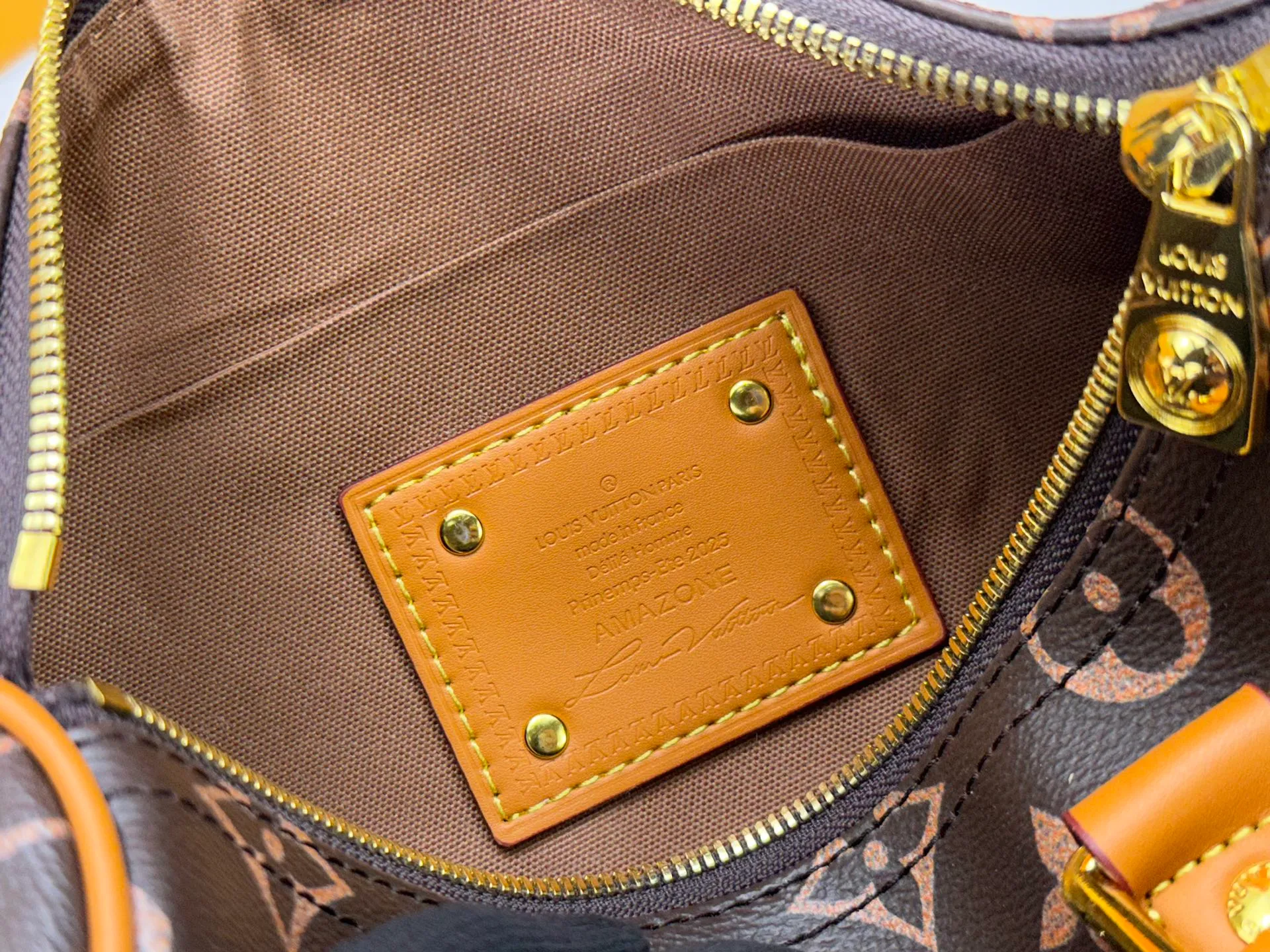 P250 Upgraded Original M14078 M01942 M15076 M24434 M46271 M20900 M46249 This handbag condenses the classic silhouette of the Keepall travel bag. It is made of Monogram embossed Taurillon leather. Its compact shape is suitable for storing small items such as mobile phones and wallets. With its clever use of leather handles and detachable shoulder strap, it's easy to carry with you in trendy style. Detailed features Dimensions: 25✘15✘11 cm
