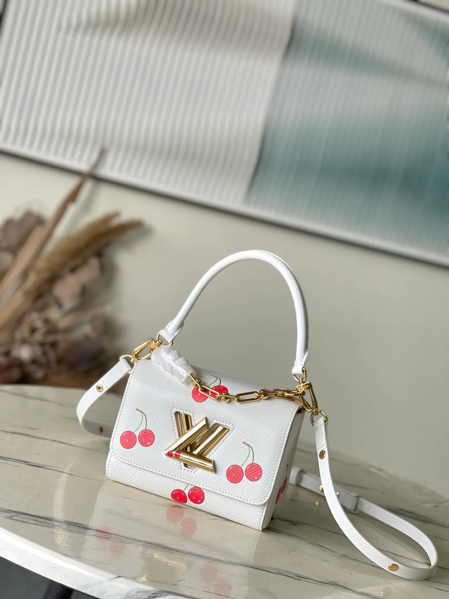 💰1160 (top layer leather) top original order M13239 This small Twist handbag comes from the Louis Vuitton x Murakami Takashi replica series. The delicate texture of the brand's Epi grained cow leather is set against the vivid cherry pattern, highlighting the Japanese artist's signature joyful brushwork. The dazzling metal parts reveal a polished color, and the LVTwist twist lock continues the classic style. Dimensions: 19 × 15 × 7 cm