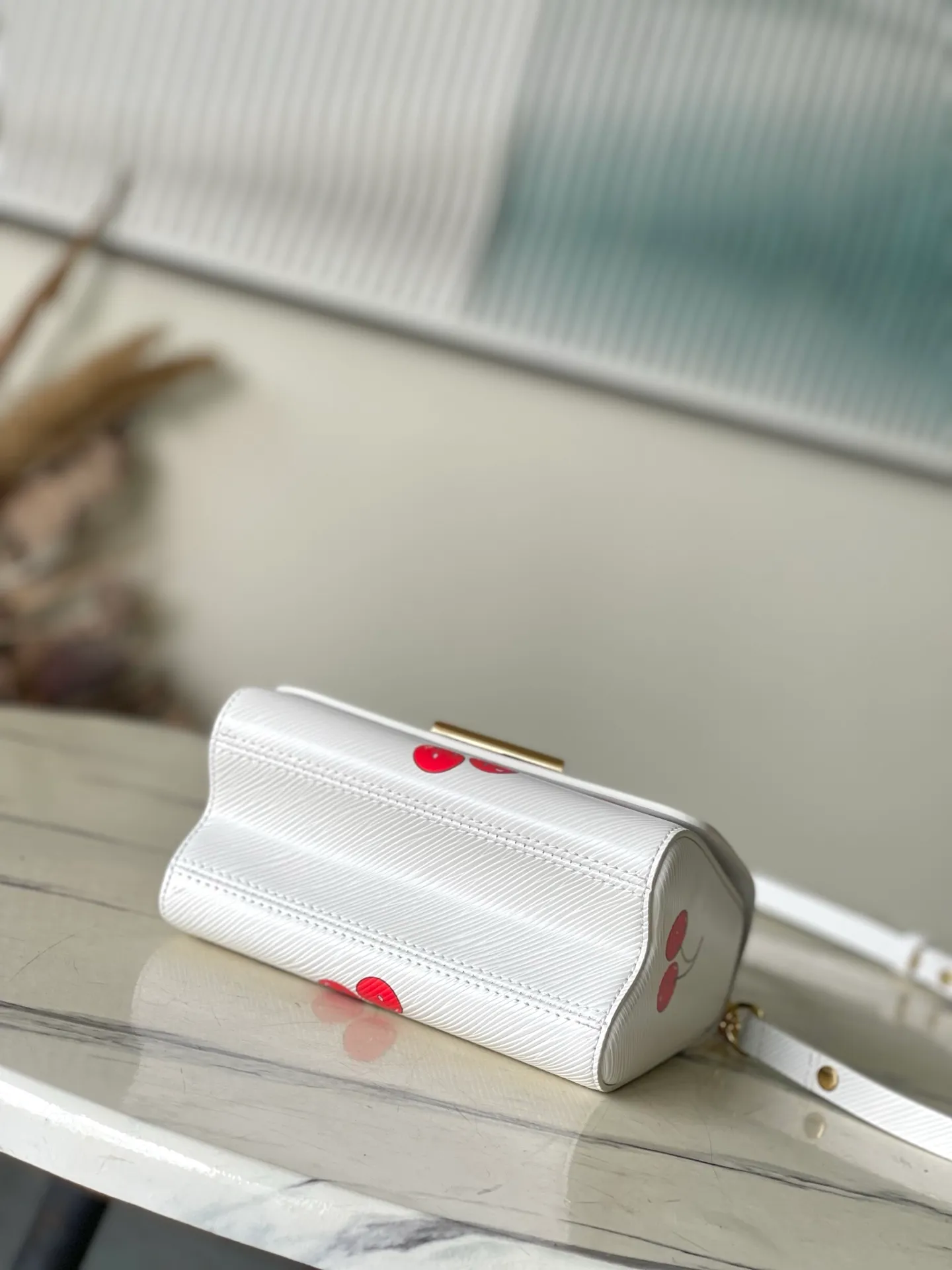 💰1160 (top layer leather) top original order M13239 This small Twist handbag comes from the Louis Vuitton x Murakami Takashi replica series. The delicate texture of the brand's Epi grained cow leather is set against the vivid cherry pattern, highlighting the Japanese artist's signature joyful brushwork. The dazzling metal parts reveal a polished color, and the LVTwist twist lock continues the classic style. Dimensions: 19 × 15 × 7 cm
