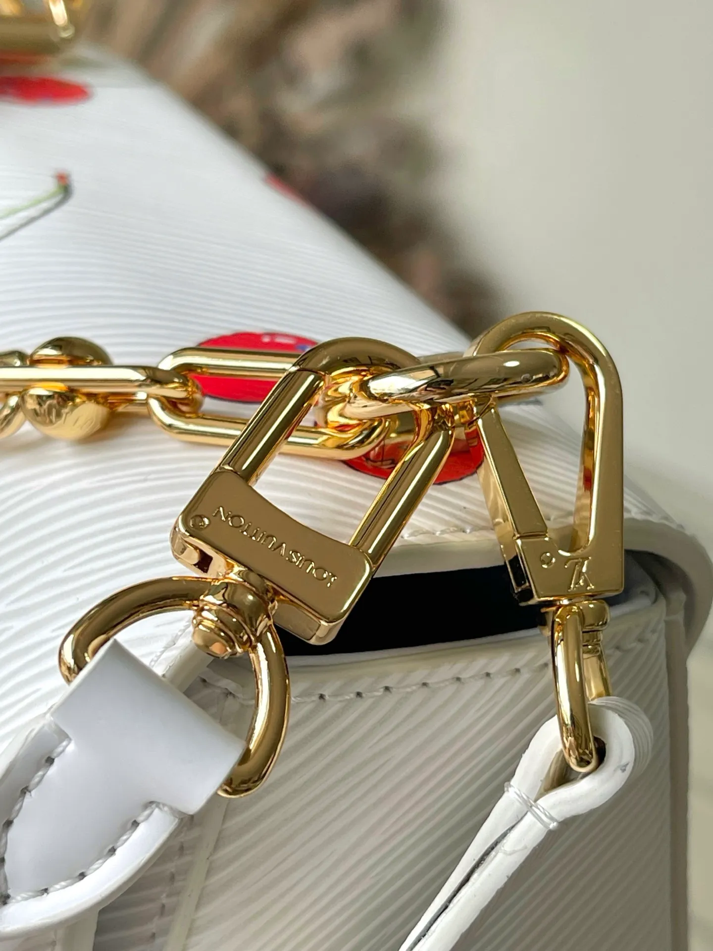 💰1160 (top layer leather) top original order M13239 This small Twist handbag comes from the Louis Vuitton x Murakami Takashi replica series. The delicate texture of the brand's Epi grained cow leather is set against the vivid cherry pattern, highlighting the Japanese artist's signature joyful brushwork. The dazzling metal parts reveal a polished color, and the LVTwist twist lock continues the classic style. Dimensions: 19 × 15 × 7 cm