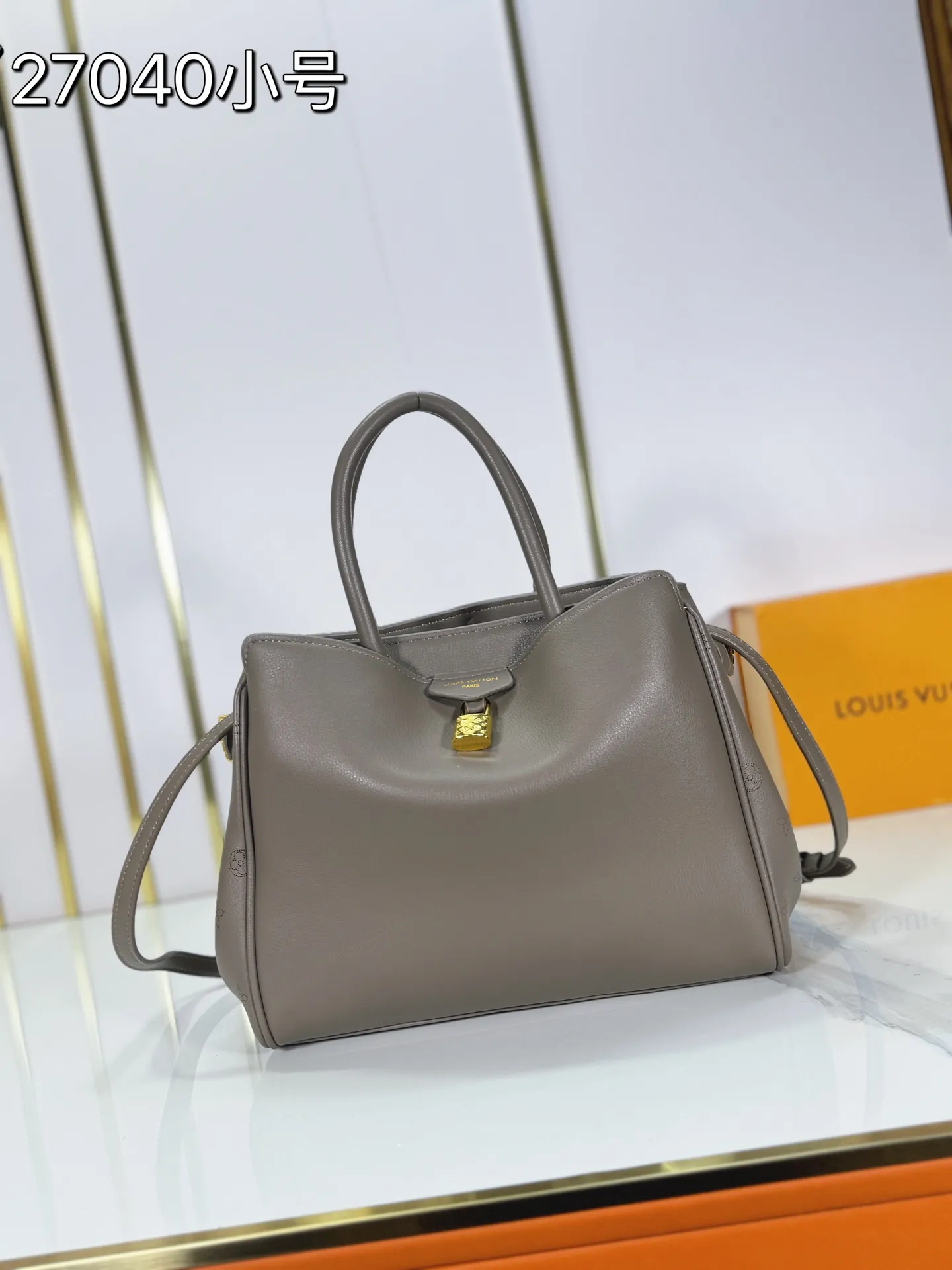 P320 Upgraded from the original M26501 M26502 M27040 M26338 This Vendôme small handbag uses soft cow leather to reveal a silky satin luster, and is equipped with a dazzling padlock with a subtle engraved Monogram pattern, making it a trendy daily choice that combines classic charm with modern style. Adjustable side straps expand the interior, and the large zippered pocket is secured to the body with hooks. Dimensions: 28.5 x 22 x 14.5 (cm) ((length x height x width)